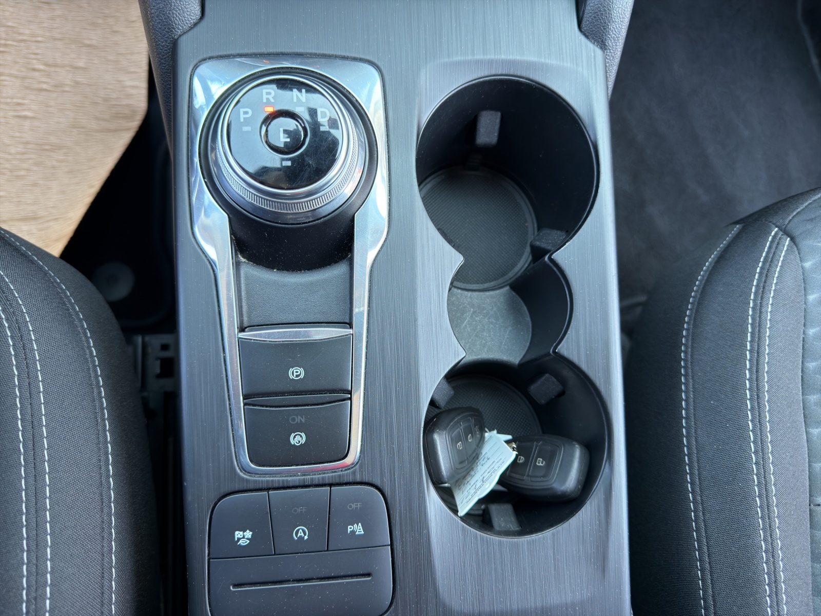 FORD Kuga 2.0 TDCi EcoBlue Cool & Connect 4WD-image-22