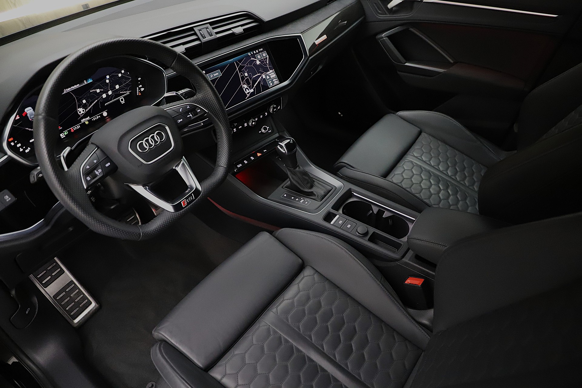 AUDI RS Q3 2.5 TFSI quattro S tronic * Leder mit Rautensteppung *-image-3