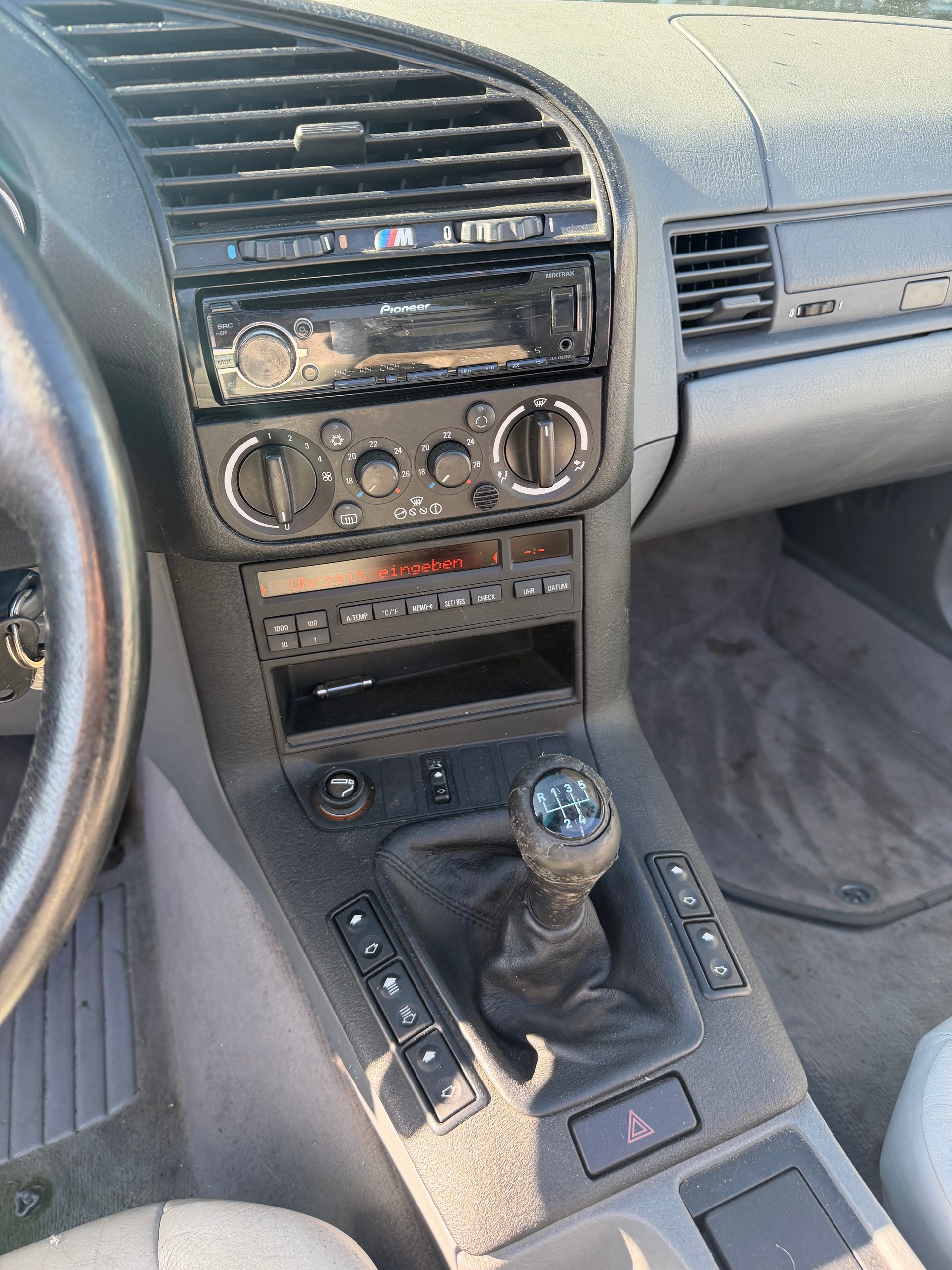 BMW 325i Cabrio-image-8