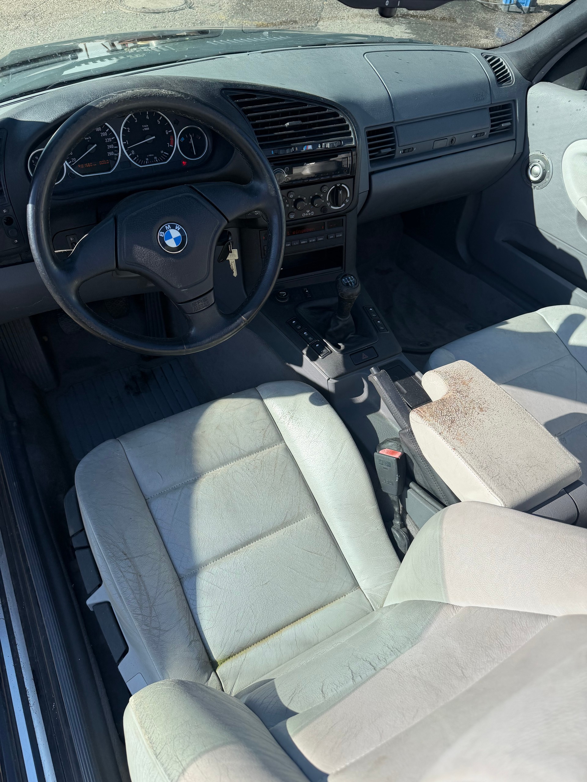 BMW 325i Cabrio-image-7