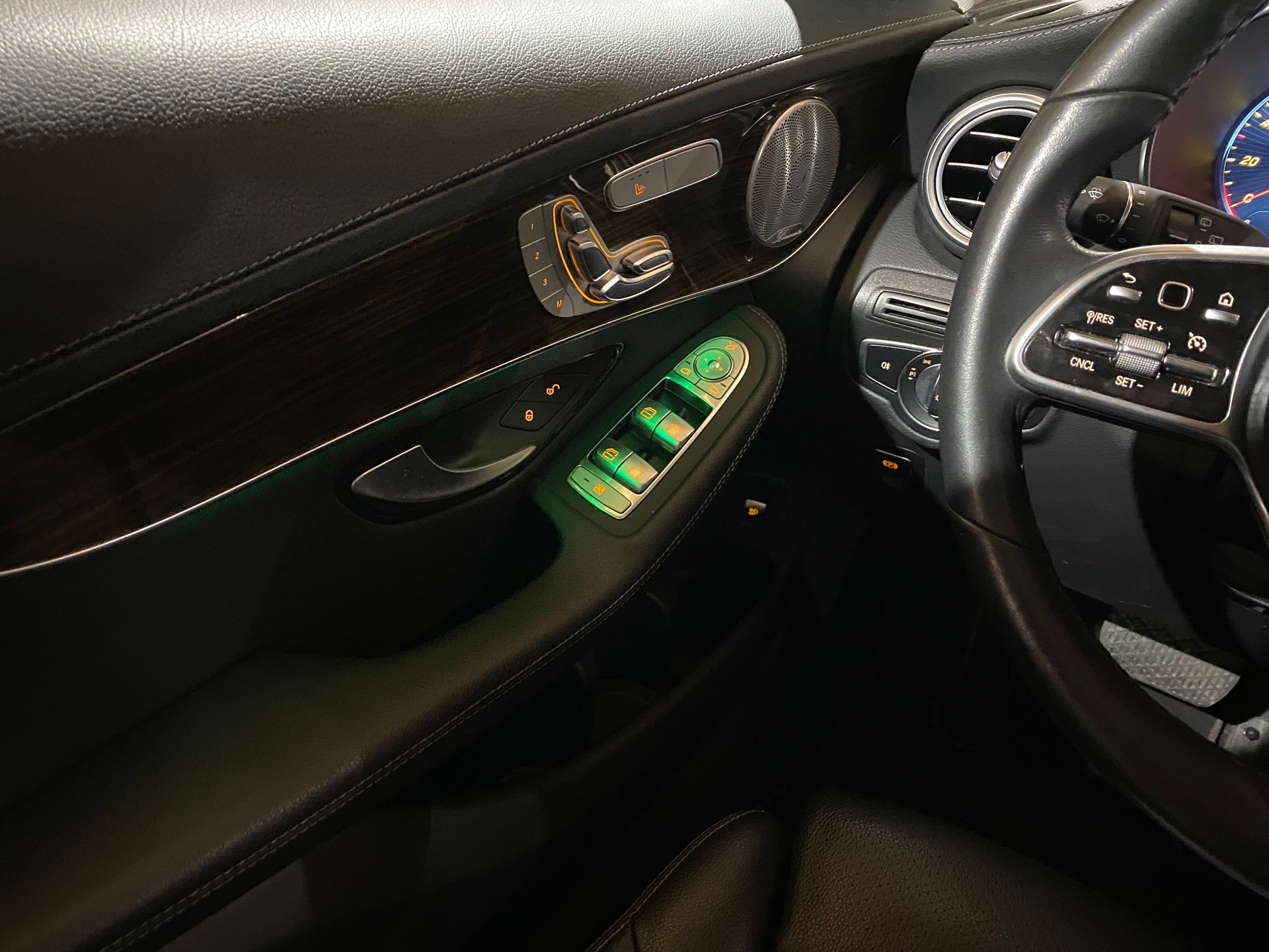 MERCEDES-BENZ GLC 200 Off-Road AMG Line 4Matic 9G-Tronic-image-23