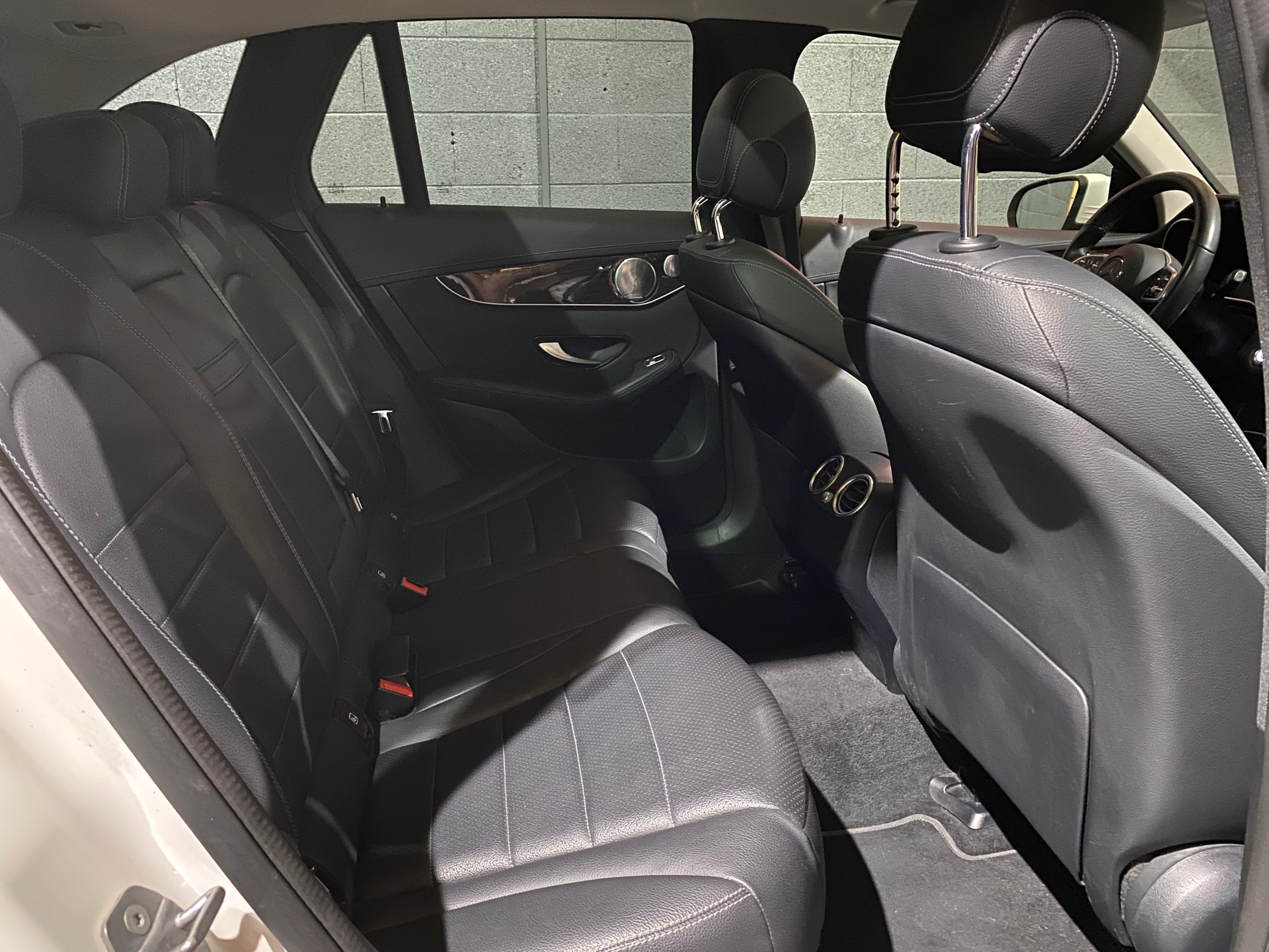 MERCEDES-BENZ GLC 200 Off-Road AMG Line 4Matic 9G-Tronic-image-13