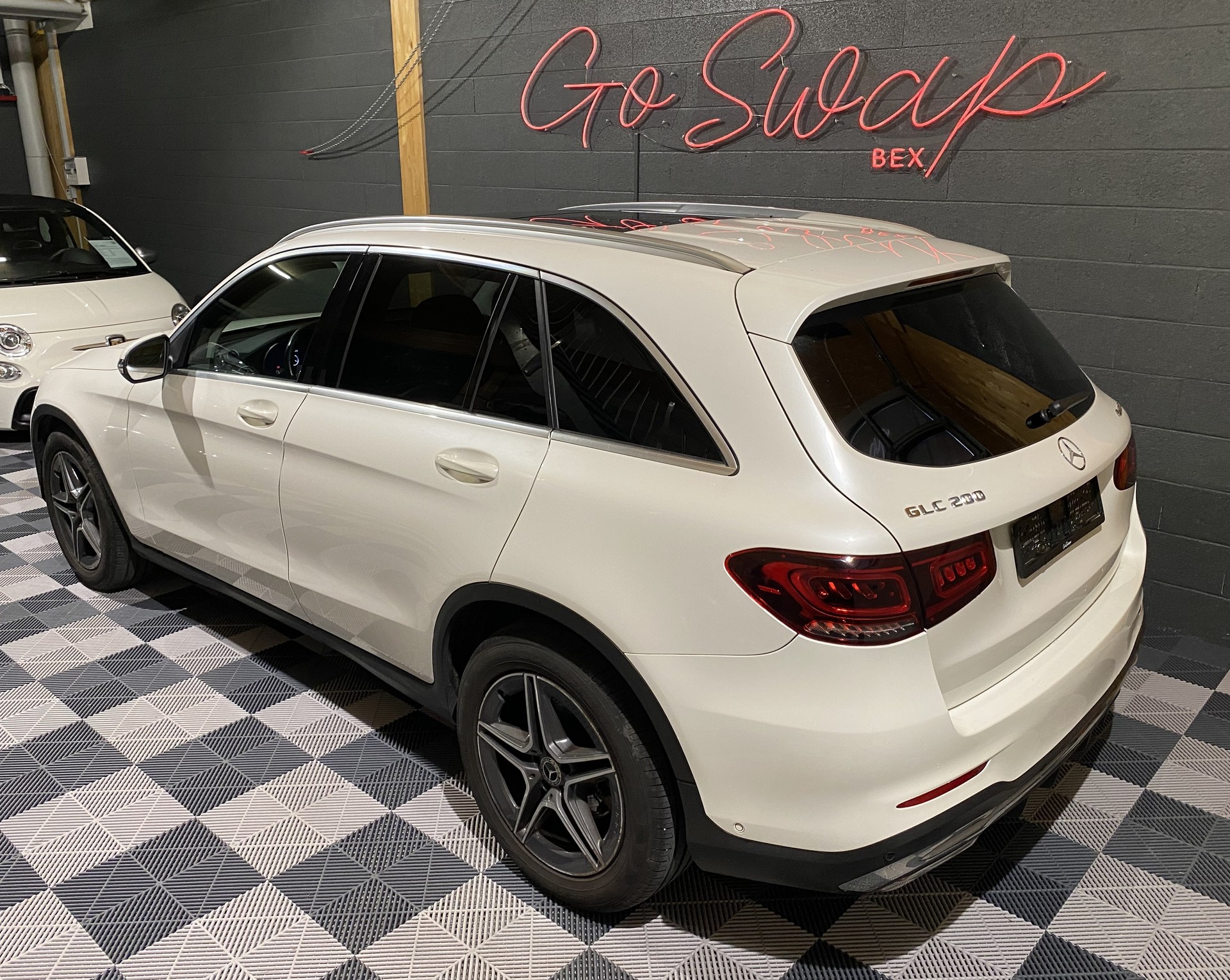 MERCEDES-BENZ GLC 200 Off-Road AMG Line 4Matic 9G-Tronic-image-8