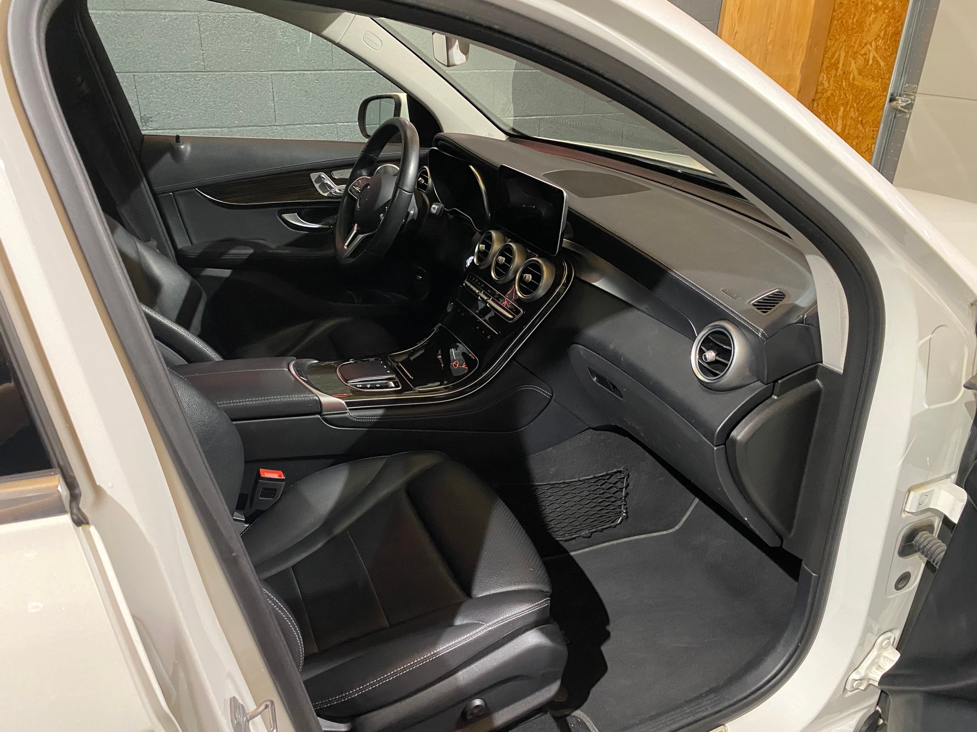 MERCEDES-BENZ GLC 200 Off-Road AMG Line 4Matic 9G-Tronic-image-9