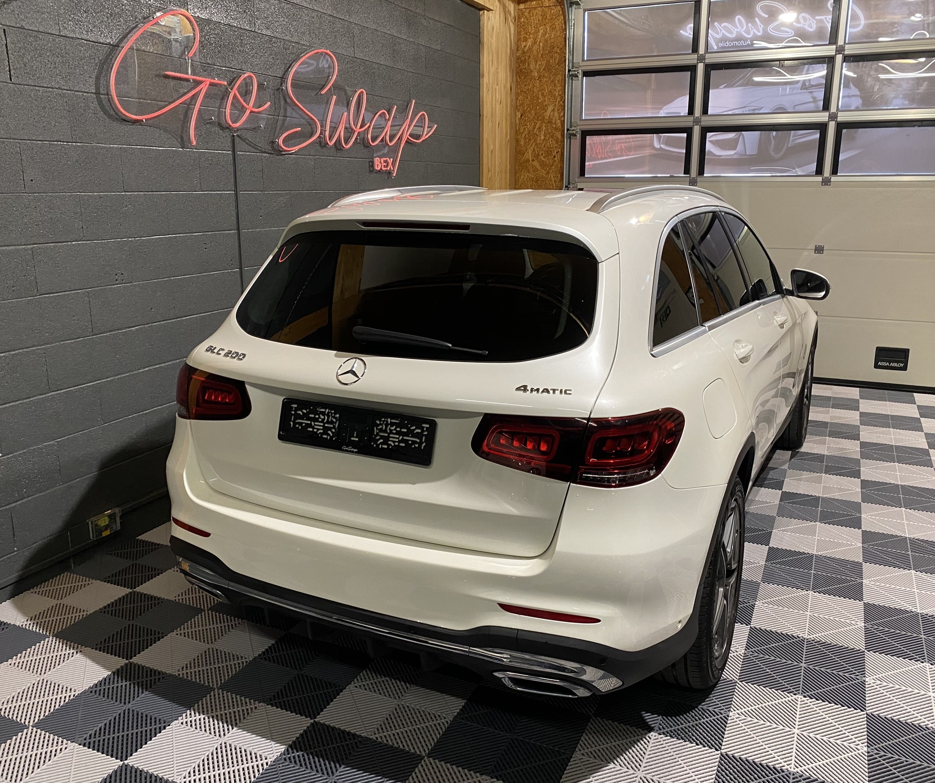 MERCEDES-BENZ GLC 200 Off-Road AMG Line 4Matic 9G-Tronic-image-4