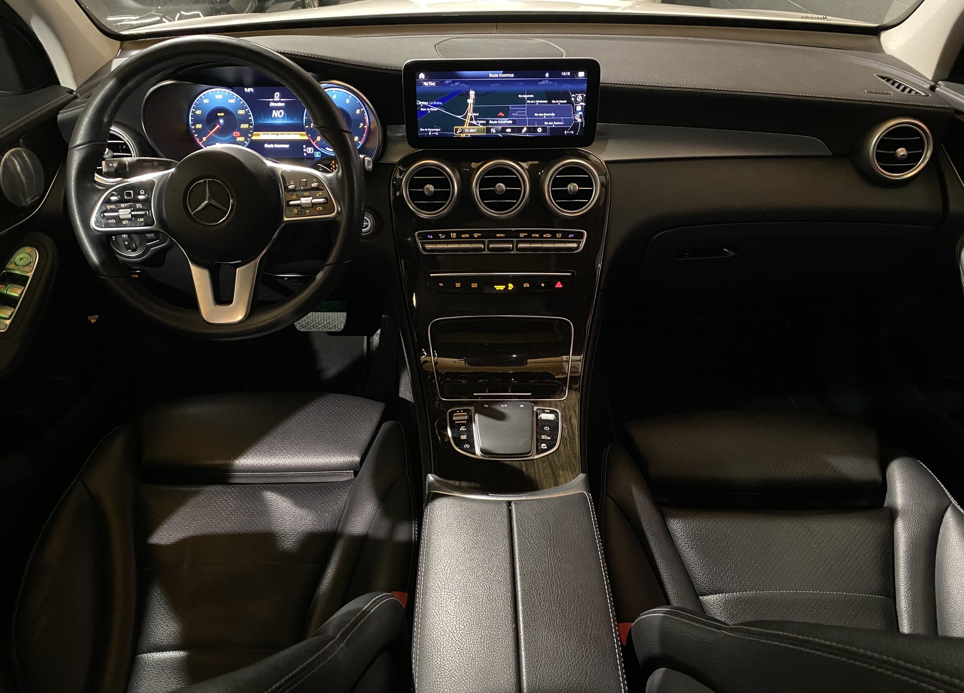 MERCEDES-BENZ GLC 200 Off-Road AMG Line 4Matic 9G-Tronic-image-21