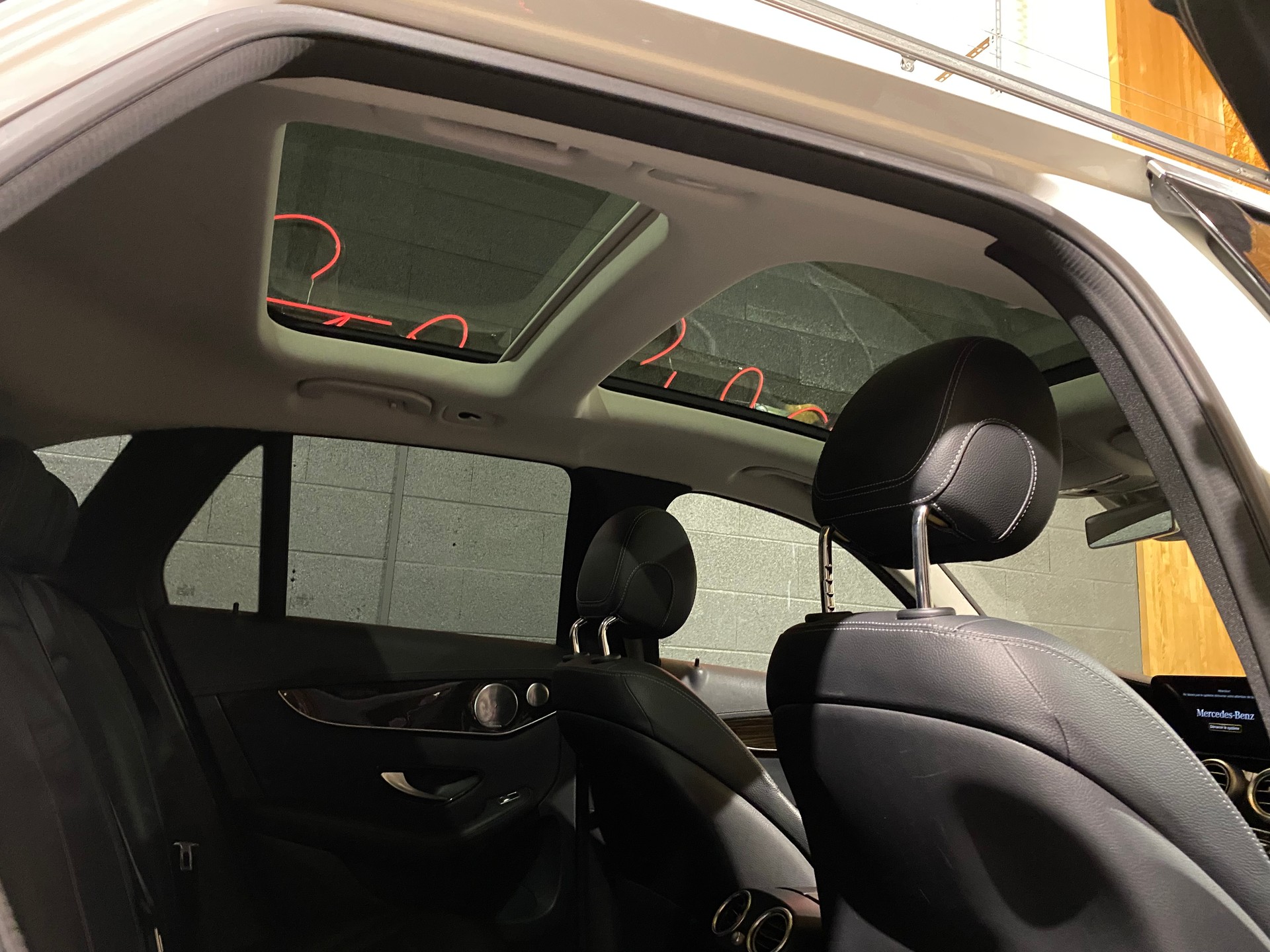 MERCEDES-BENZ GLC 200 Off-Road AMG Line 4Matic 9G-Tronic-image-14