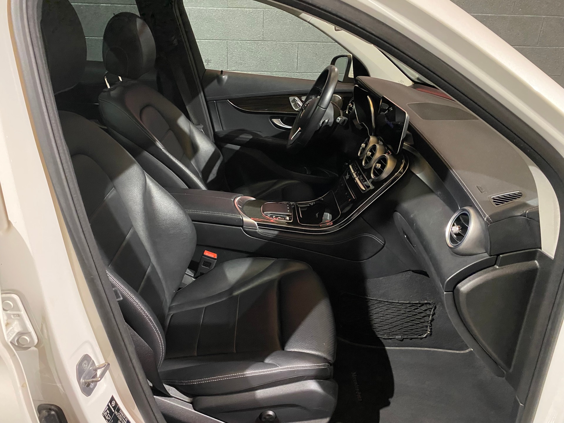 MERCEDES-BENZ GLC 200 Off-Road AMG Line 4Matic 9G-Tronic-image-10