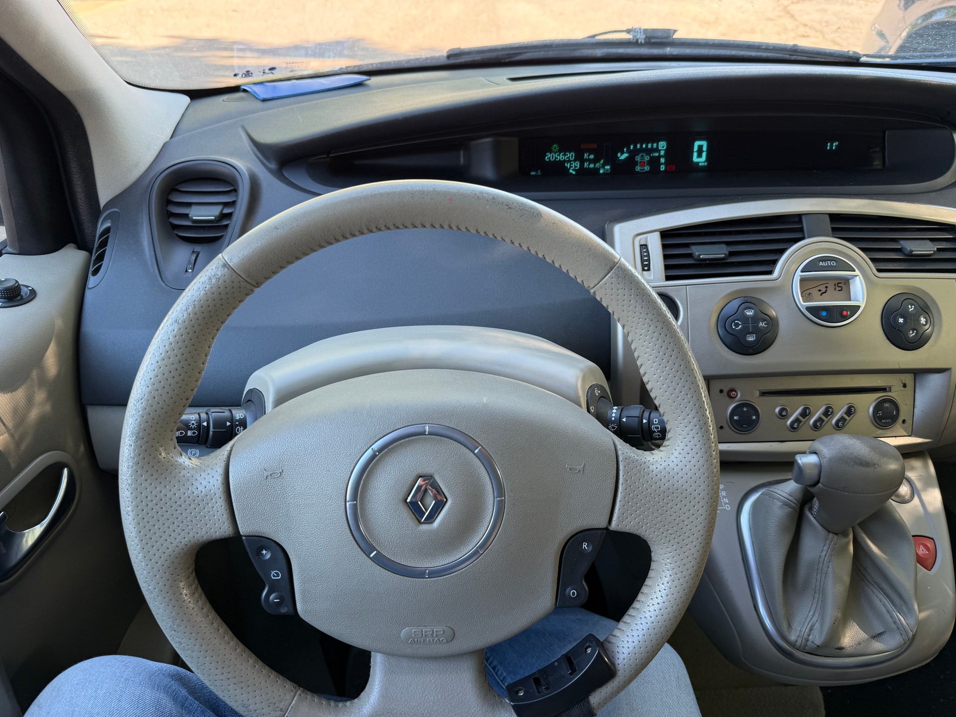 RENAULT Grand Scénic 2.0 dCi Dynamique Automatic-image-12