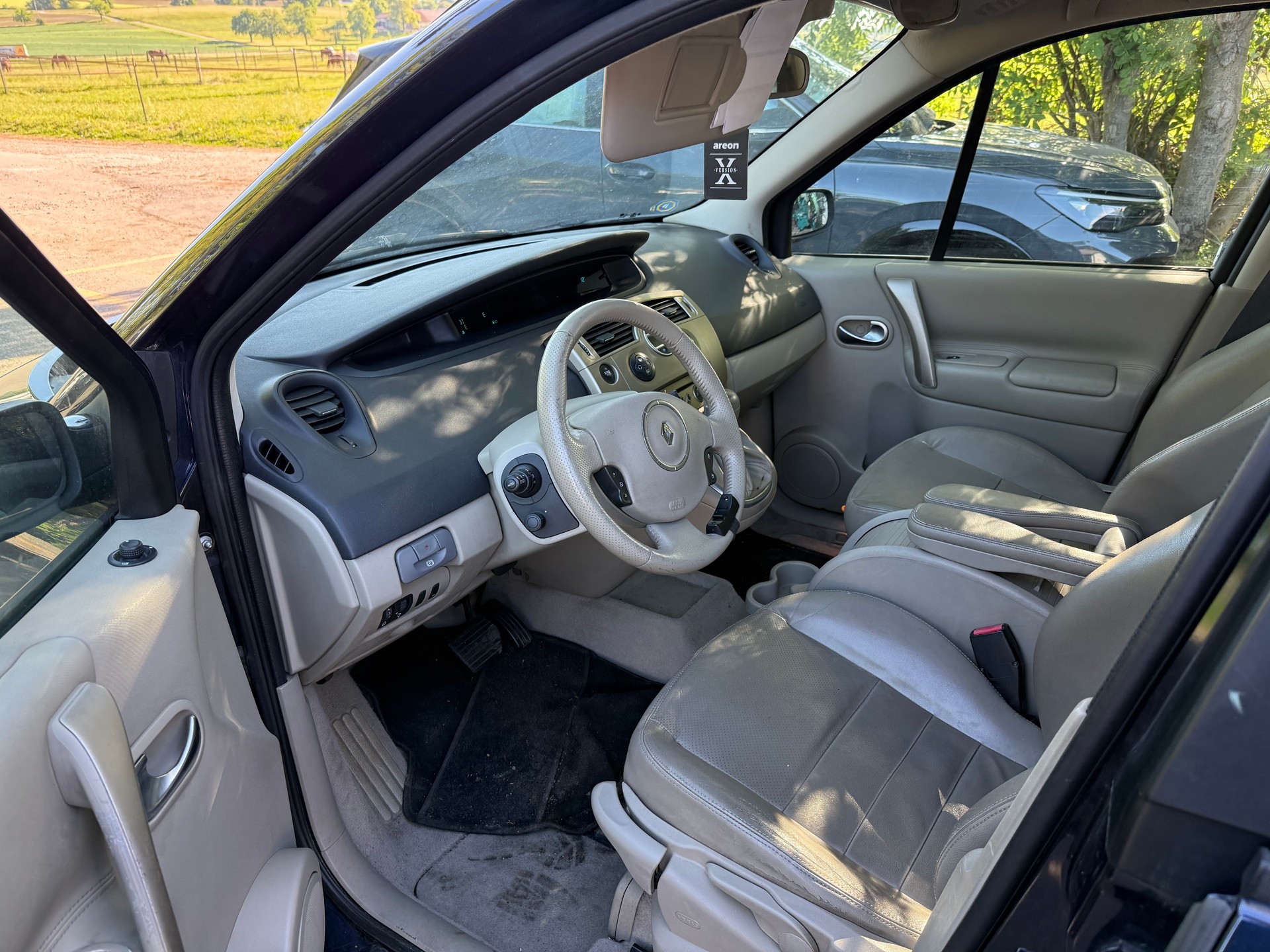 RENAULT Grand Scénic 2.0 dCi Dynamique Automatic-image-11