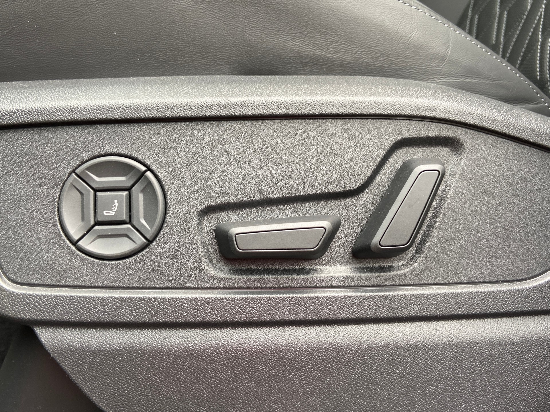 AUDI Q5 TDI quattro S-tronic S-Line-image-8