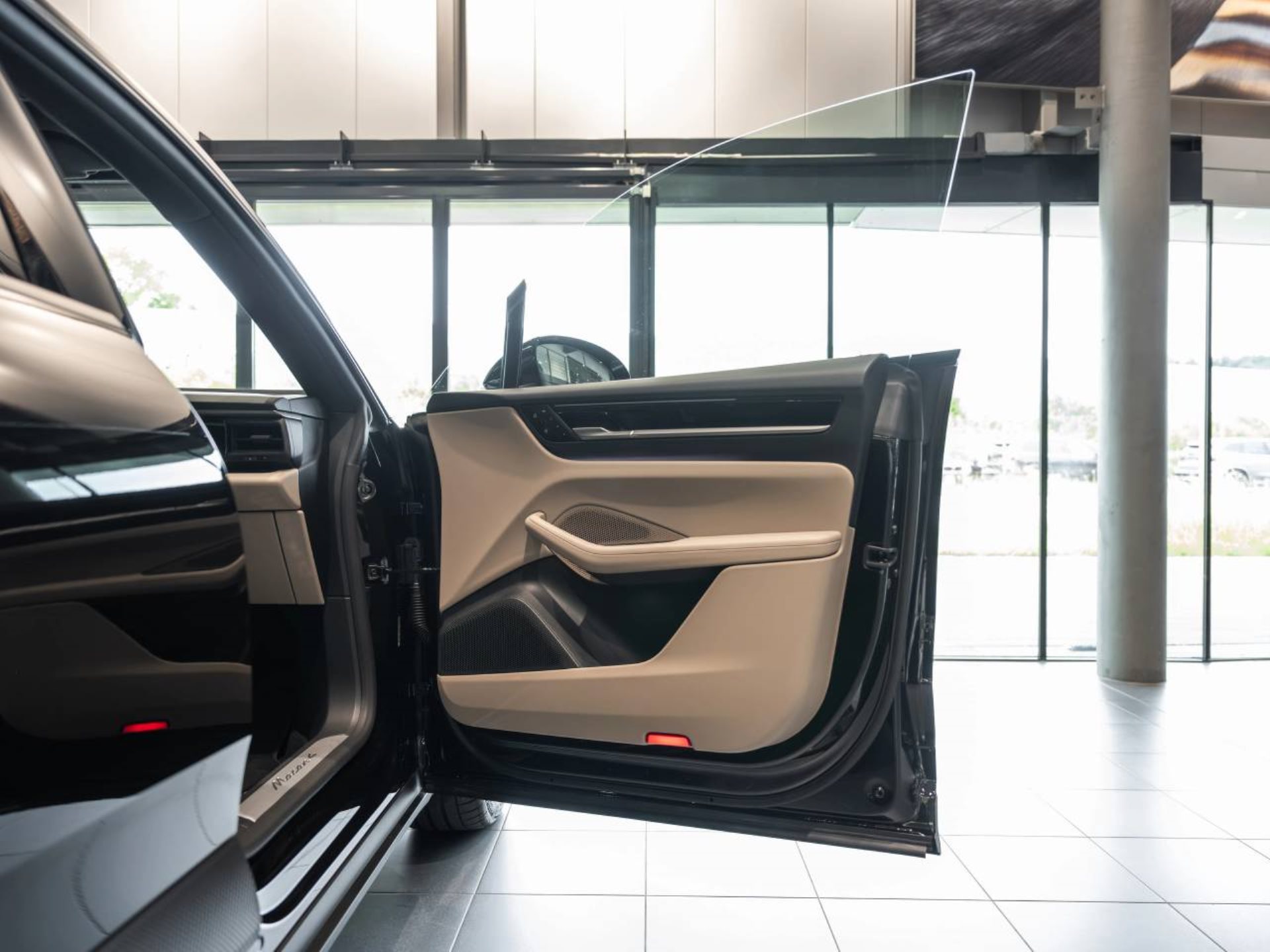 PORSCHE Macan 4-image-22