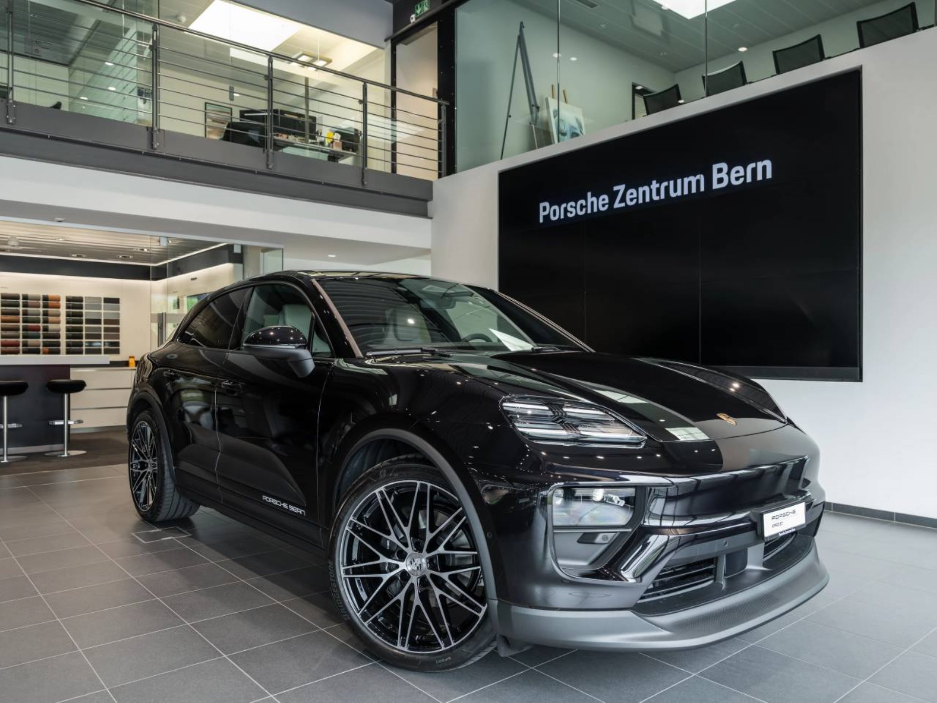 PORSCHE Macan 4-image-0
