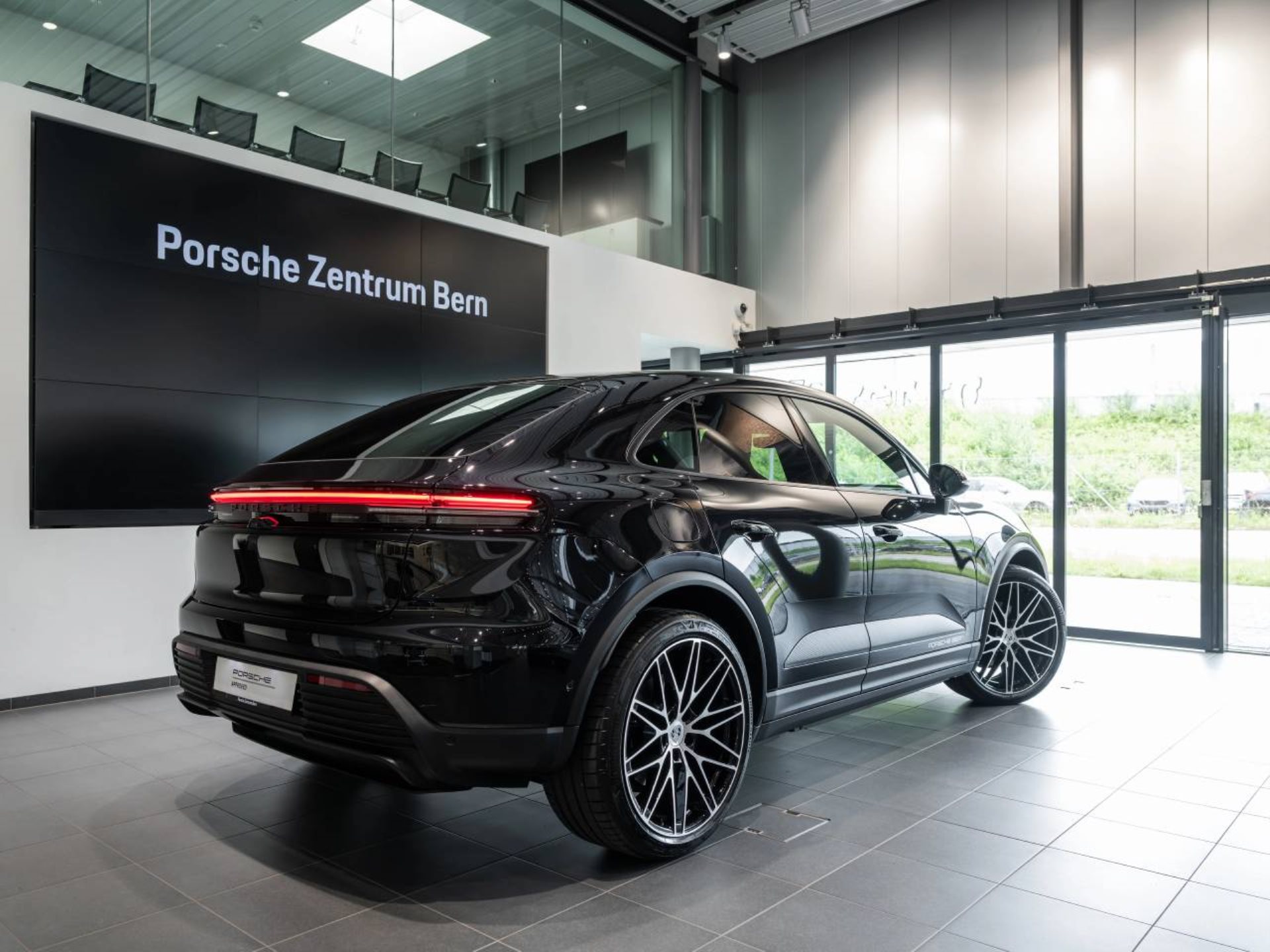PORSCHE Macan 4-image-2