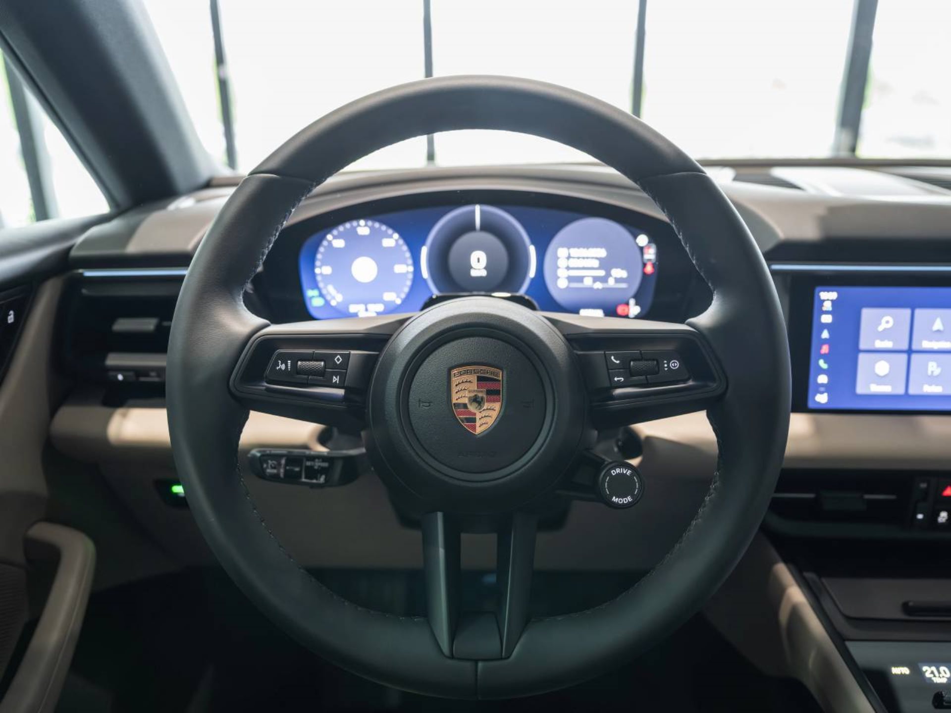 PORSCHE Macan 4-image-13