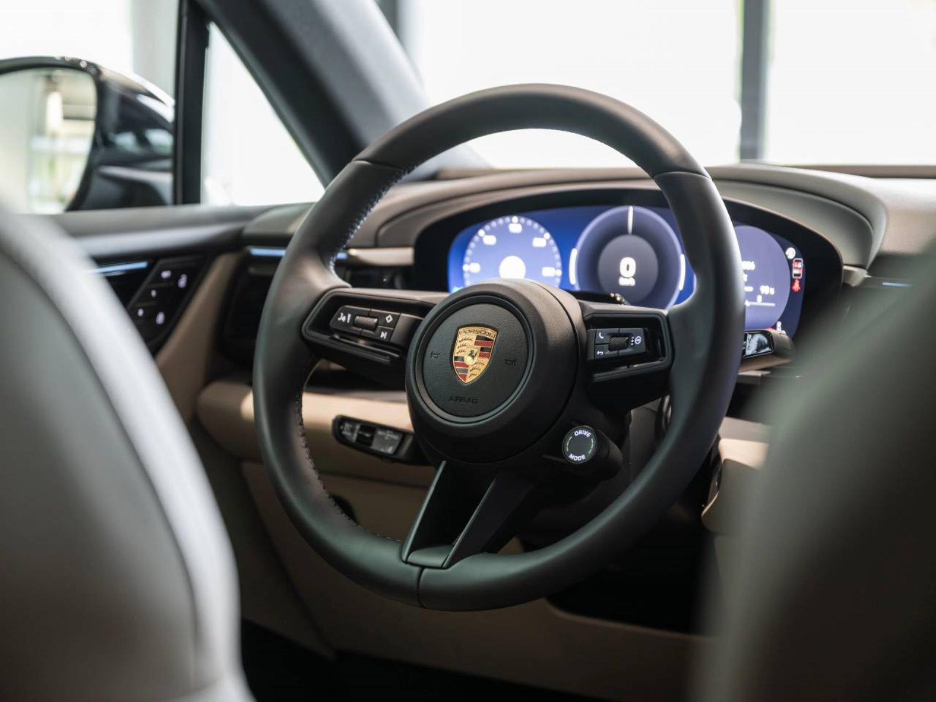 PORSCHE Macan 4-image-15