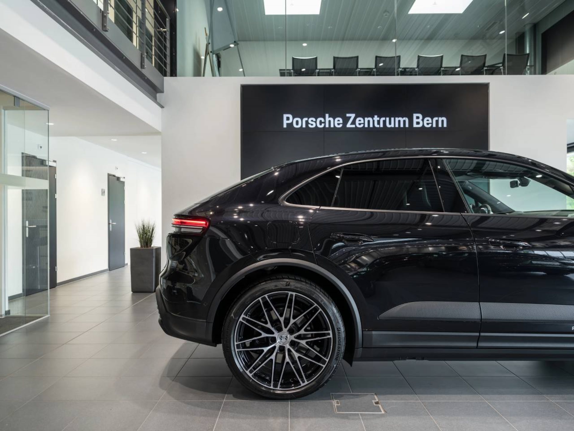 PORSCHE Macan 4-image-11