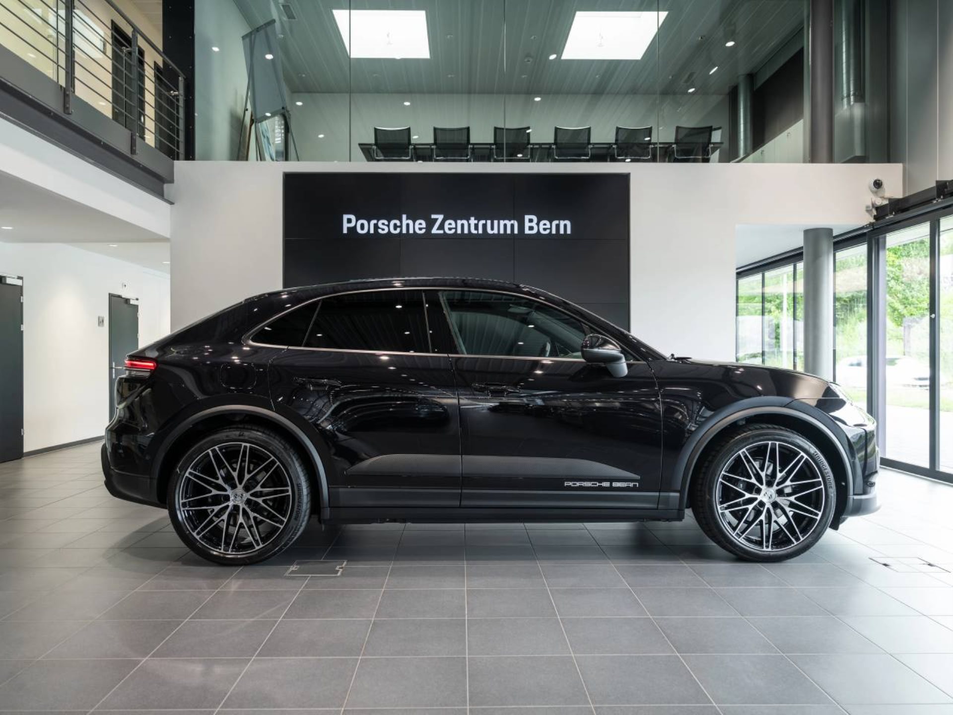 PORSCHE Macan 4-image-1