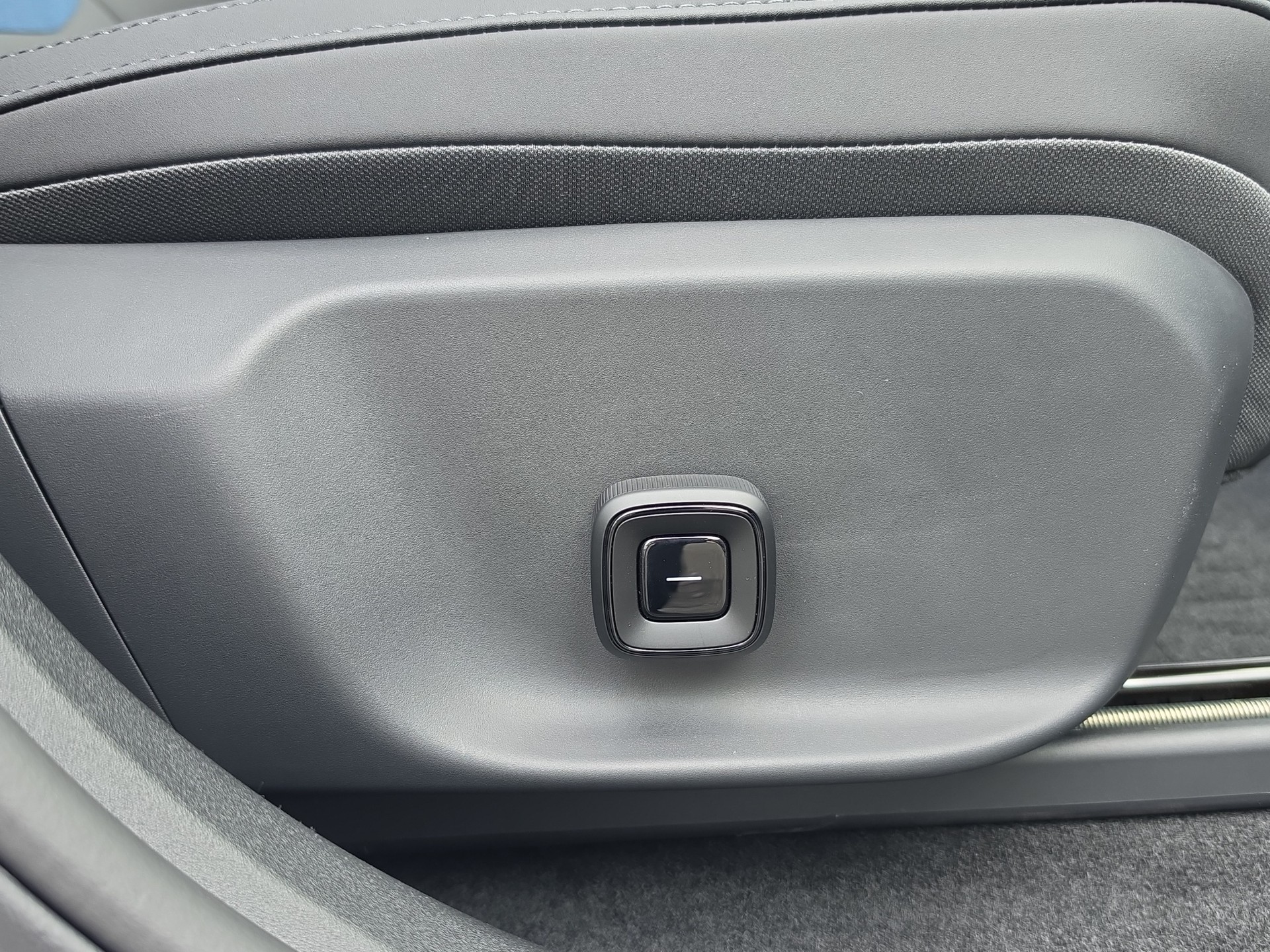 VOLVO EX30 E60 Twin Ultra Performance AWD-image-17