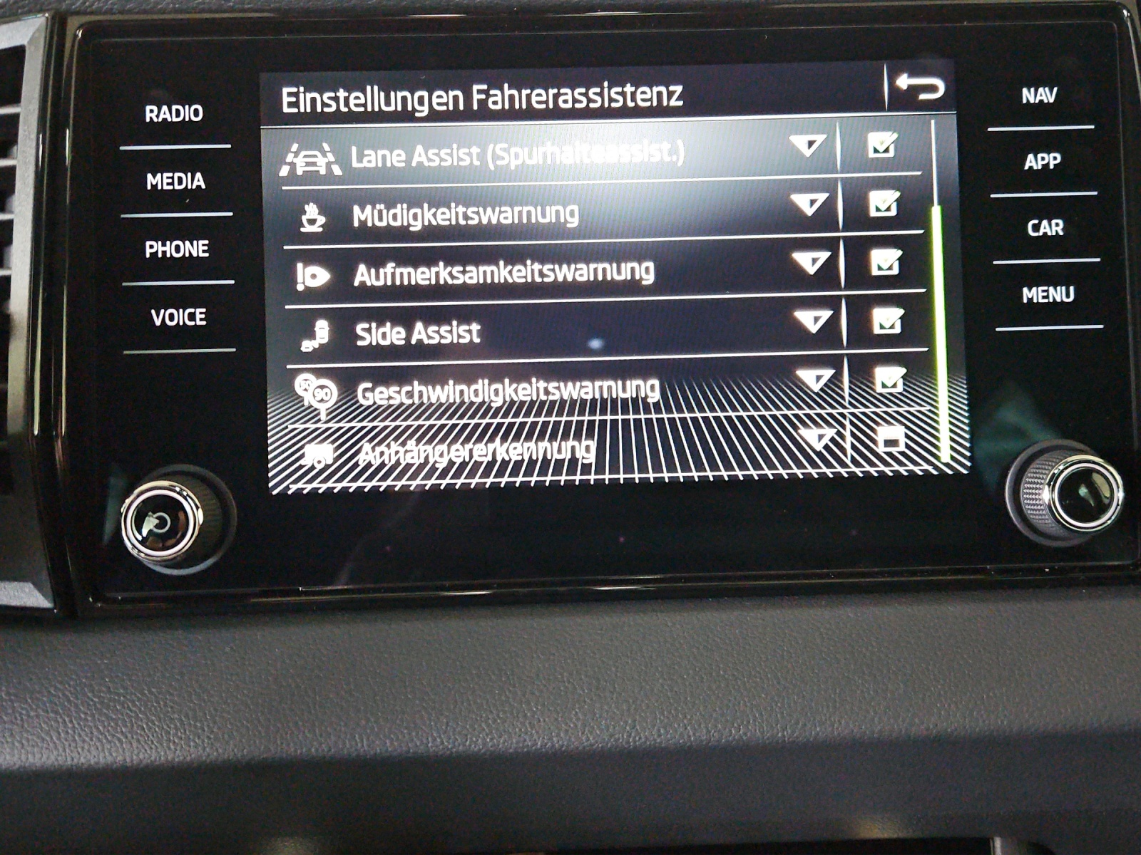 SKODA Karoq 1.5 TSI SportLine DSG-image-18