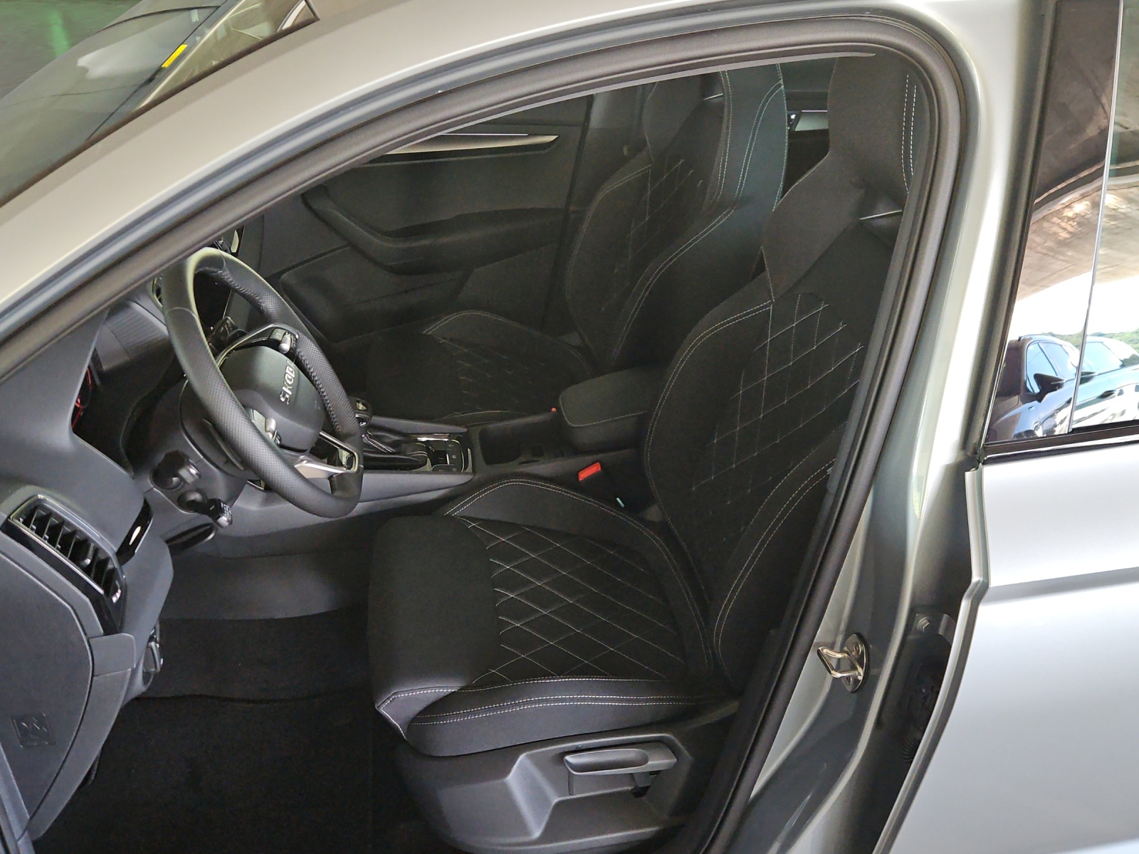 SKODA Karoq 1.5 TSI SportLine DSG-image-8