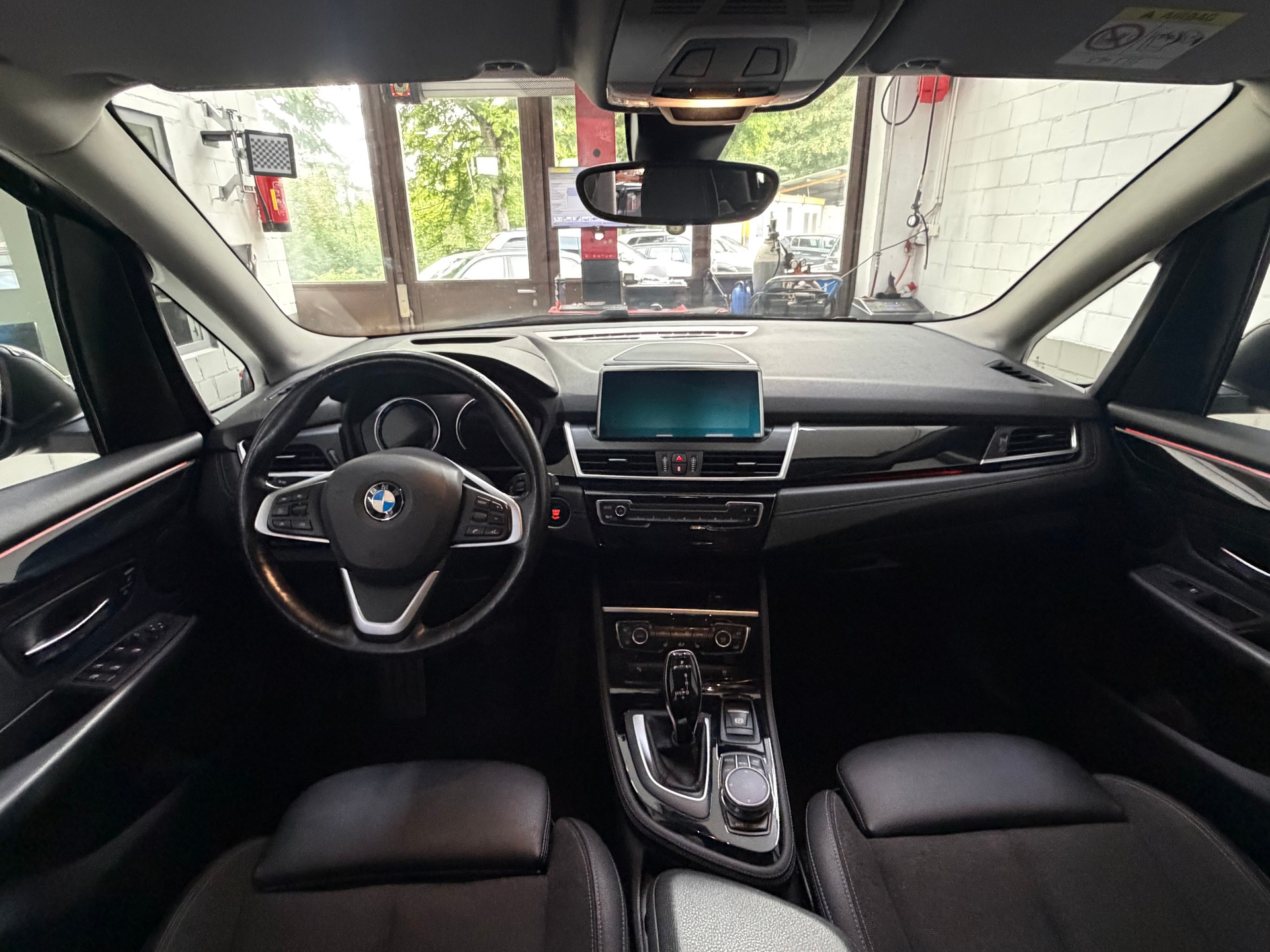 BMW 218d xDrive Active Tourer Steptronic Luxury Line-image-11