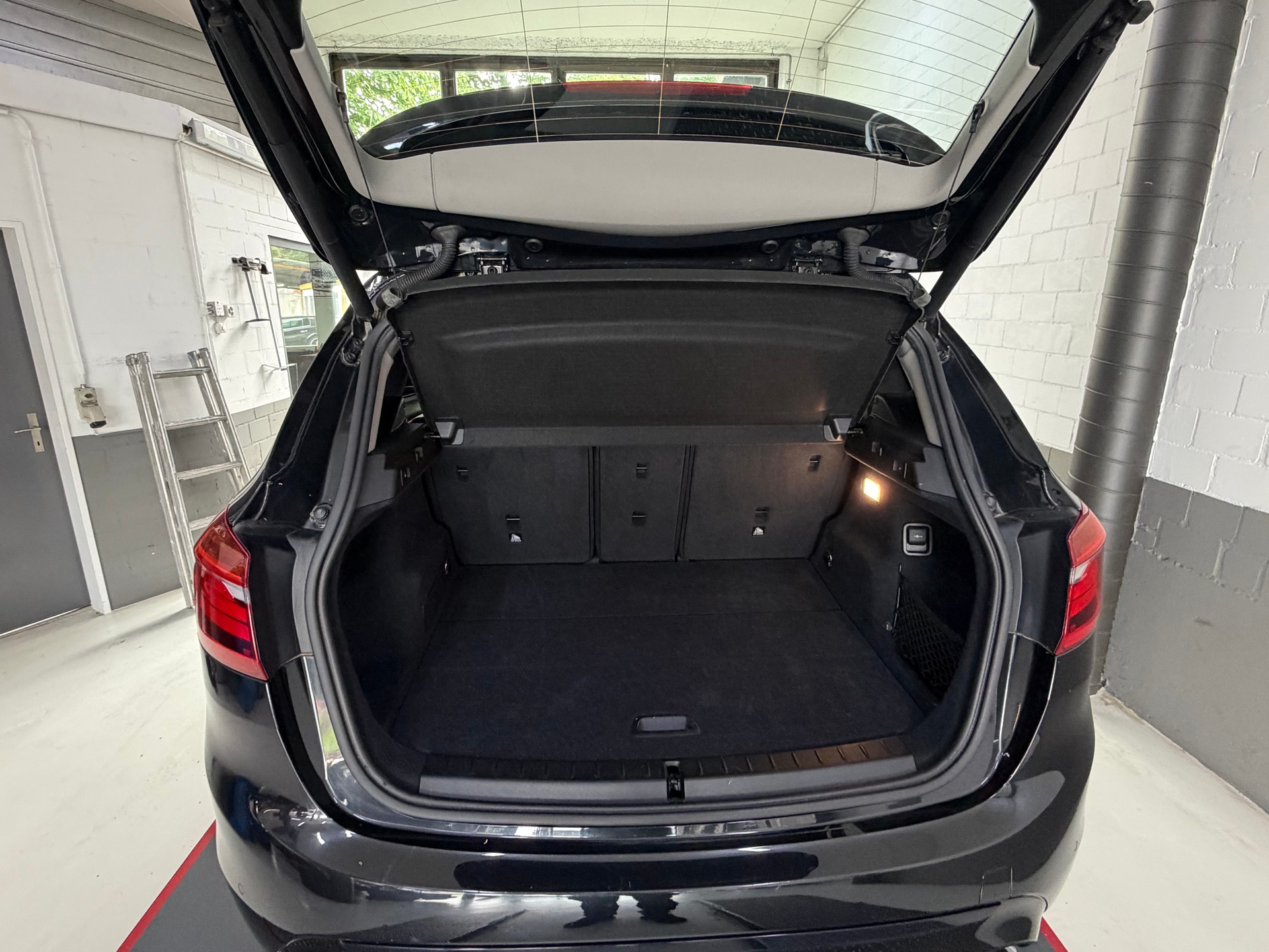 BMW 218d xDrive Active Tourer Steptronic Luxury Line-image-9