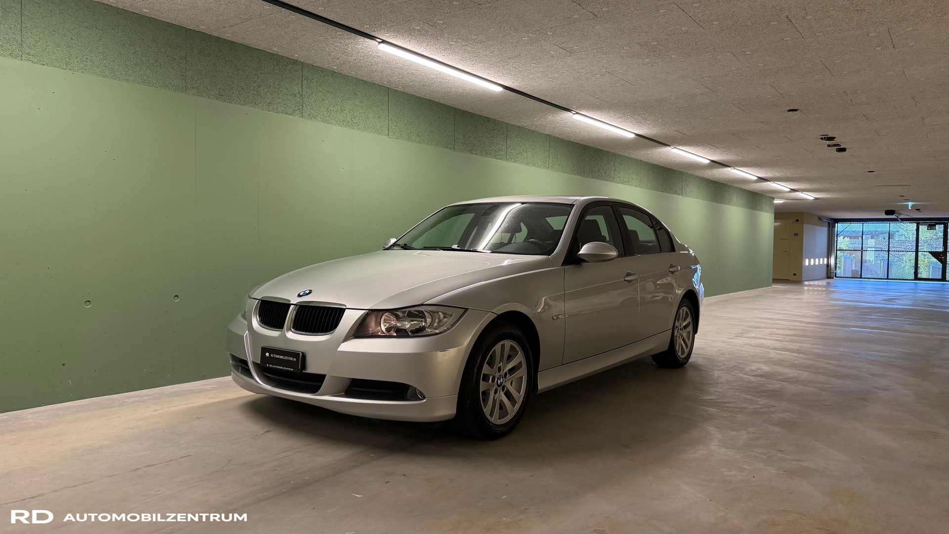 BMW 320i-image-0