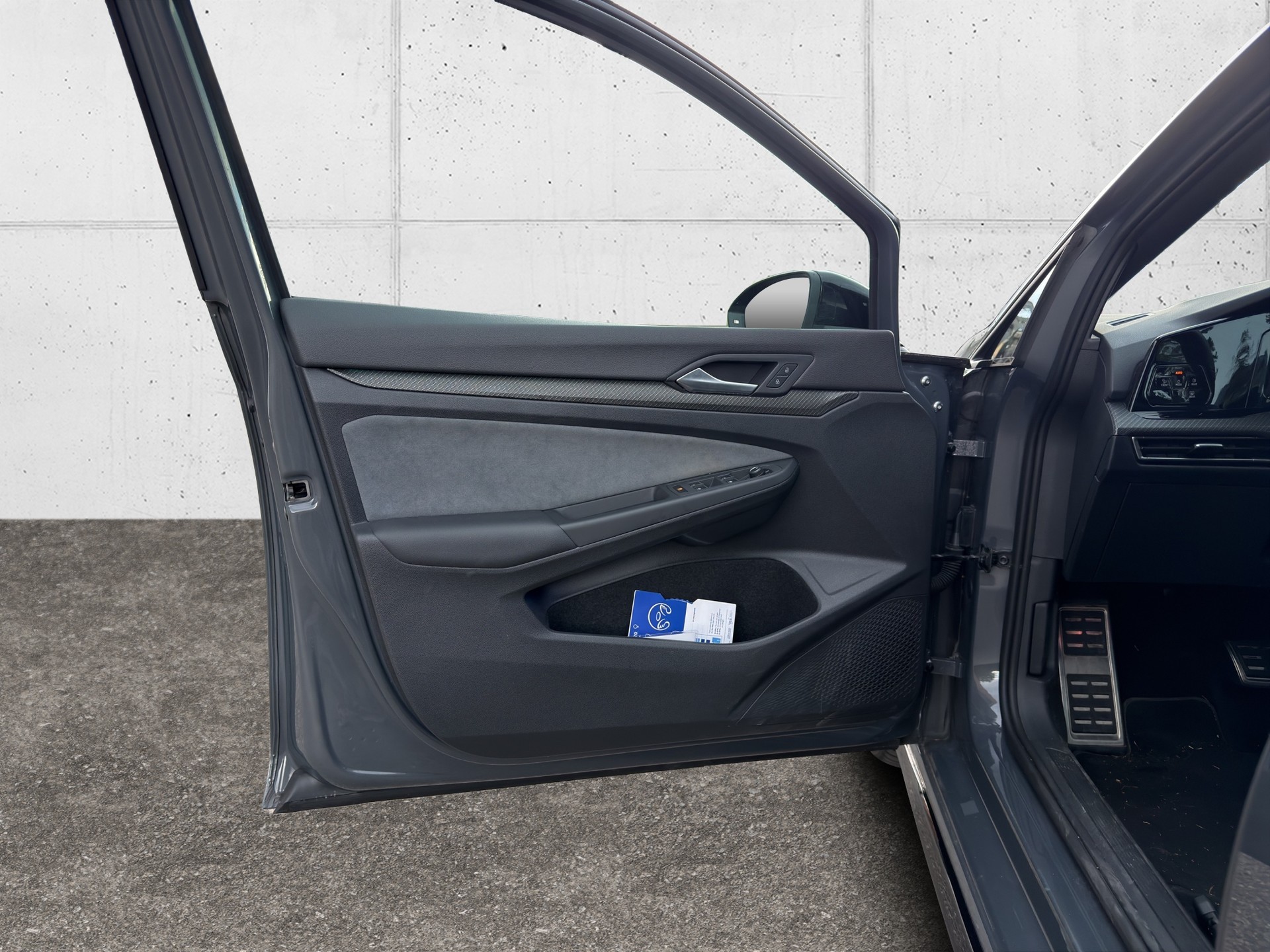 VW Golf 1.5 eTSI mHEV ACT R-Line 75 Edition DSG-image-25