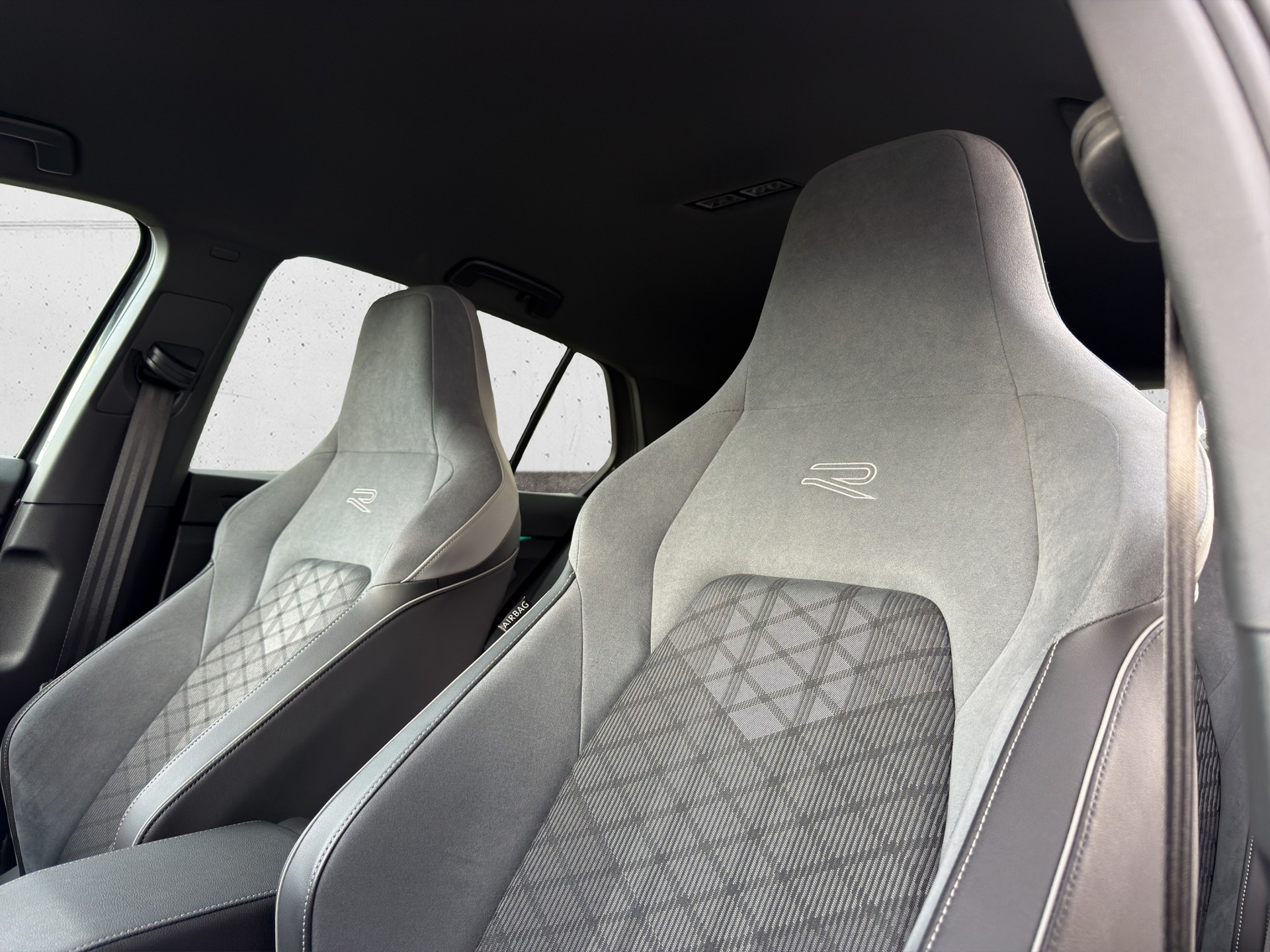 VW Golf 1.5 eTSI mHEV ACT R-Line 75 Edition DSG-image-23