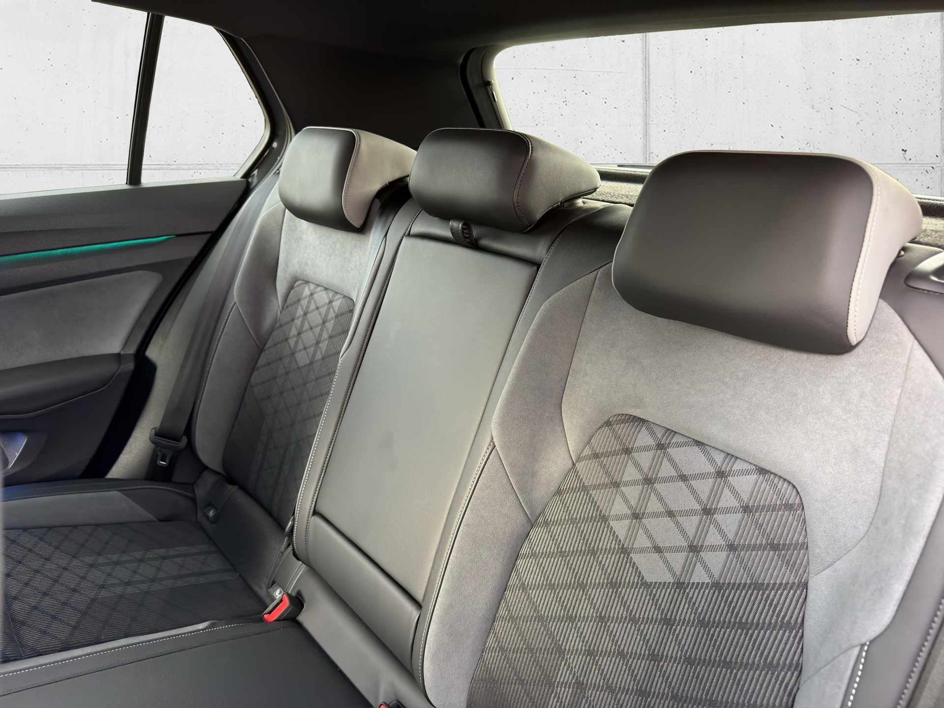 VW Golf 1.5 eTSI mHEV ACT R-Line 75 Edition DSG-image-24