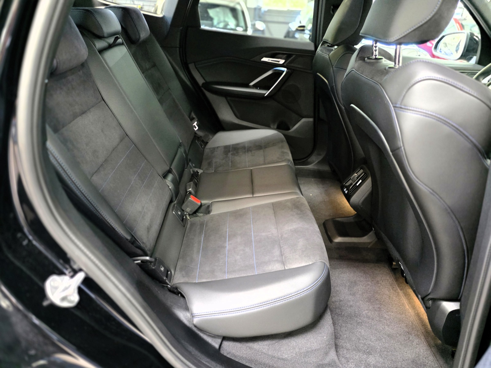 BMW iX1 eDrive 20 M Sport-image-14