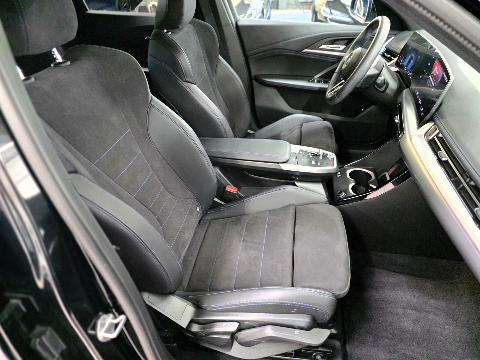 BMW iX1 eDrive 20 M Sport-image-13