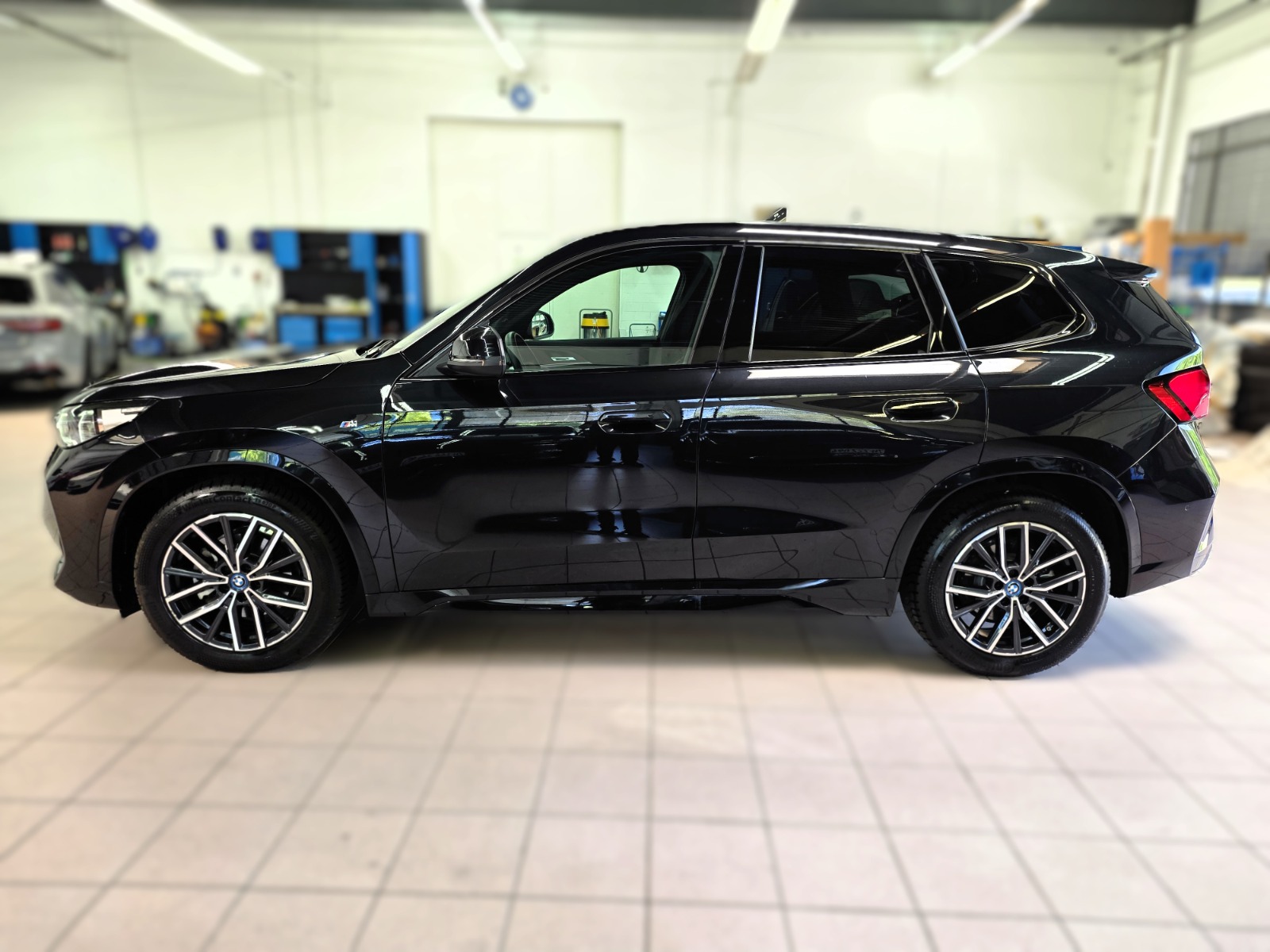 BMW iX1 eDrive 20 M Sport-image-1