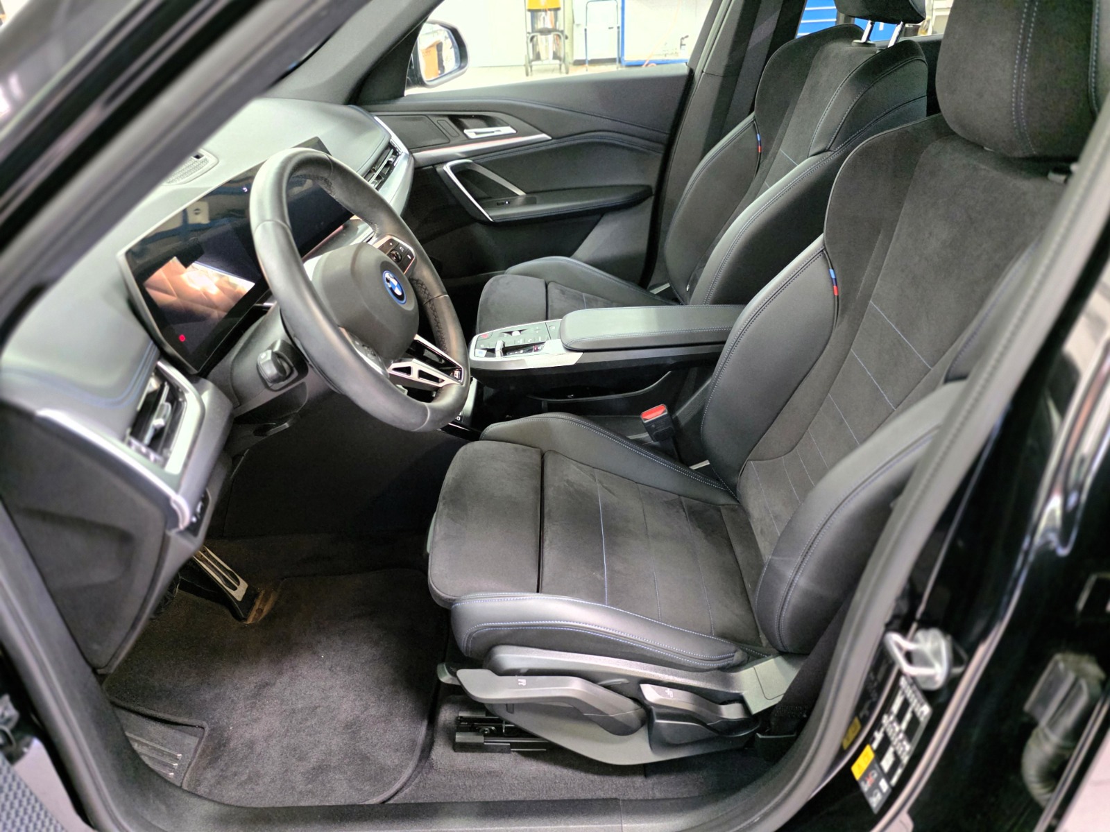 BMW iX1 eDrive 20 M Sport-image-8