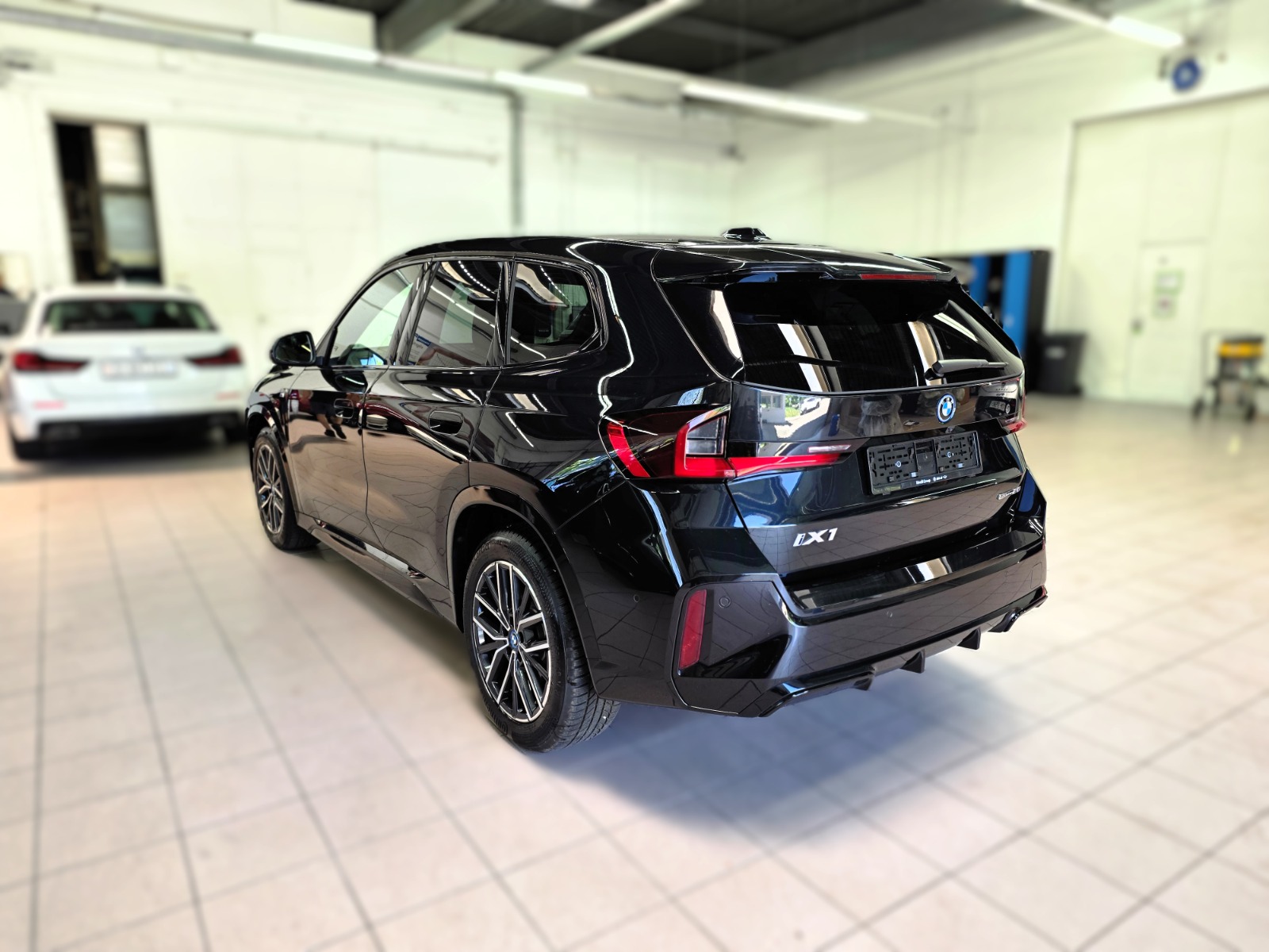 BMW iX1 eDrive 20 M Sport-image-2