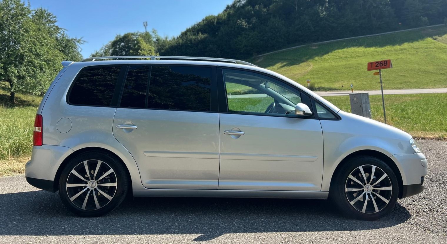 VW Touran 2.0 TDI Highline-image-5