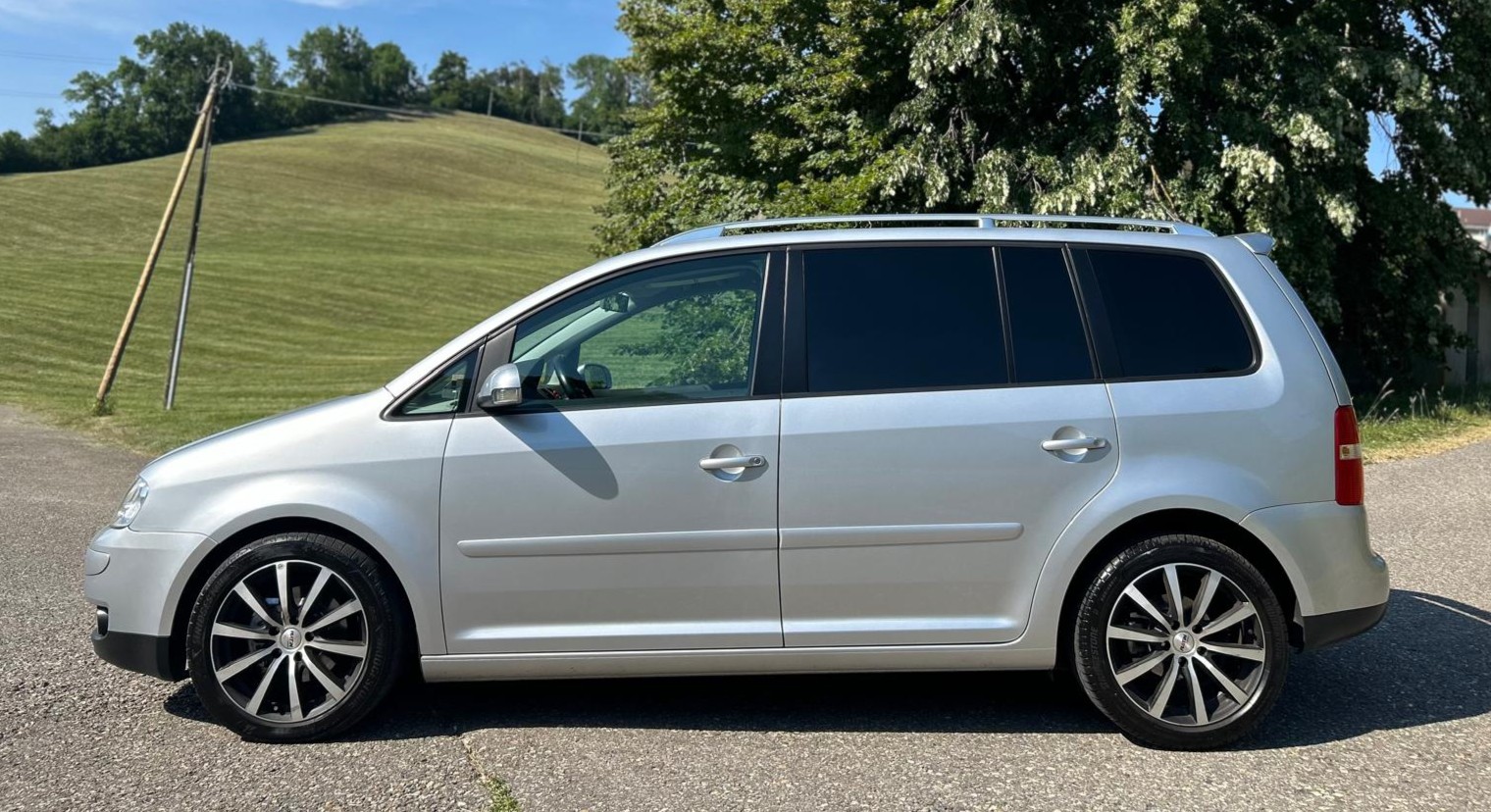 VW Touran 2.0 TDI Highline-image-1