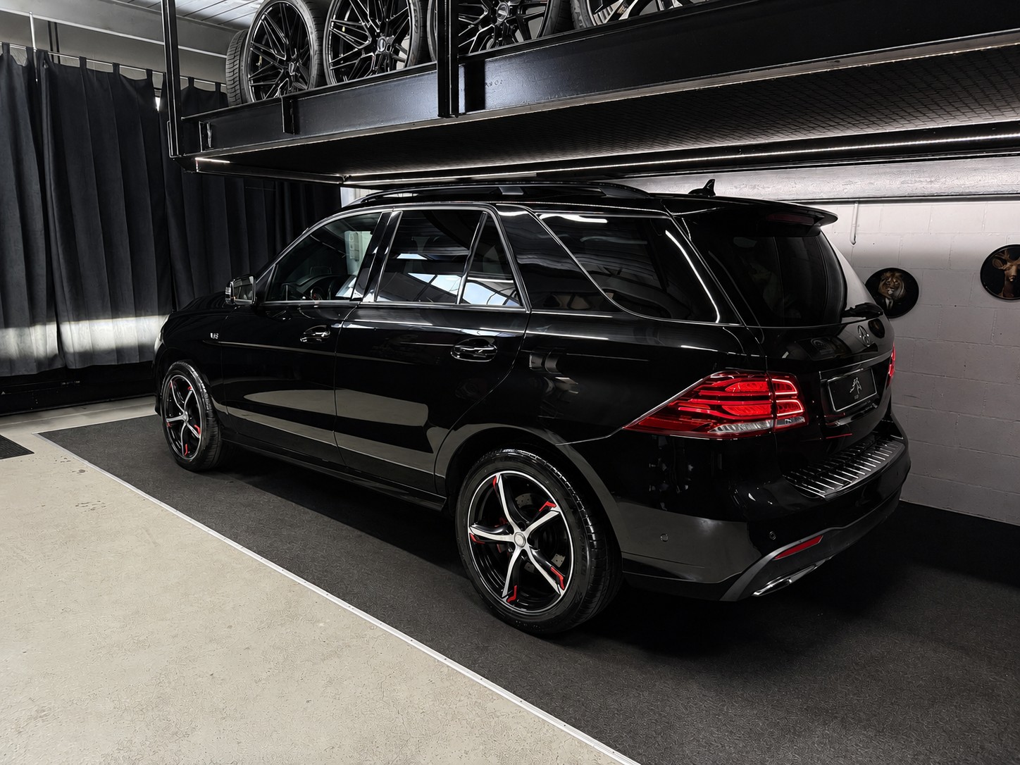 MERCEDES-BENZ GLE 350 d AMG V C . 4Matic 9G-Tronic / Vollauslastung / 8 Alufelgen / Panoramadach / Harman-Kardon / Etc..-image-4