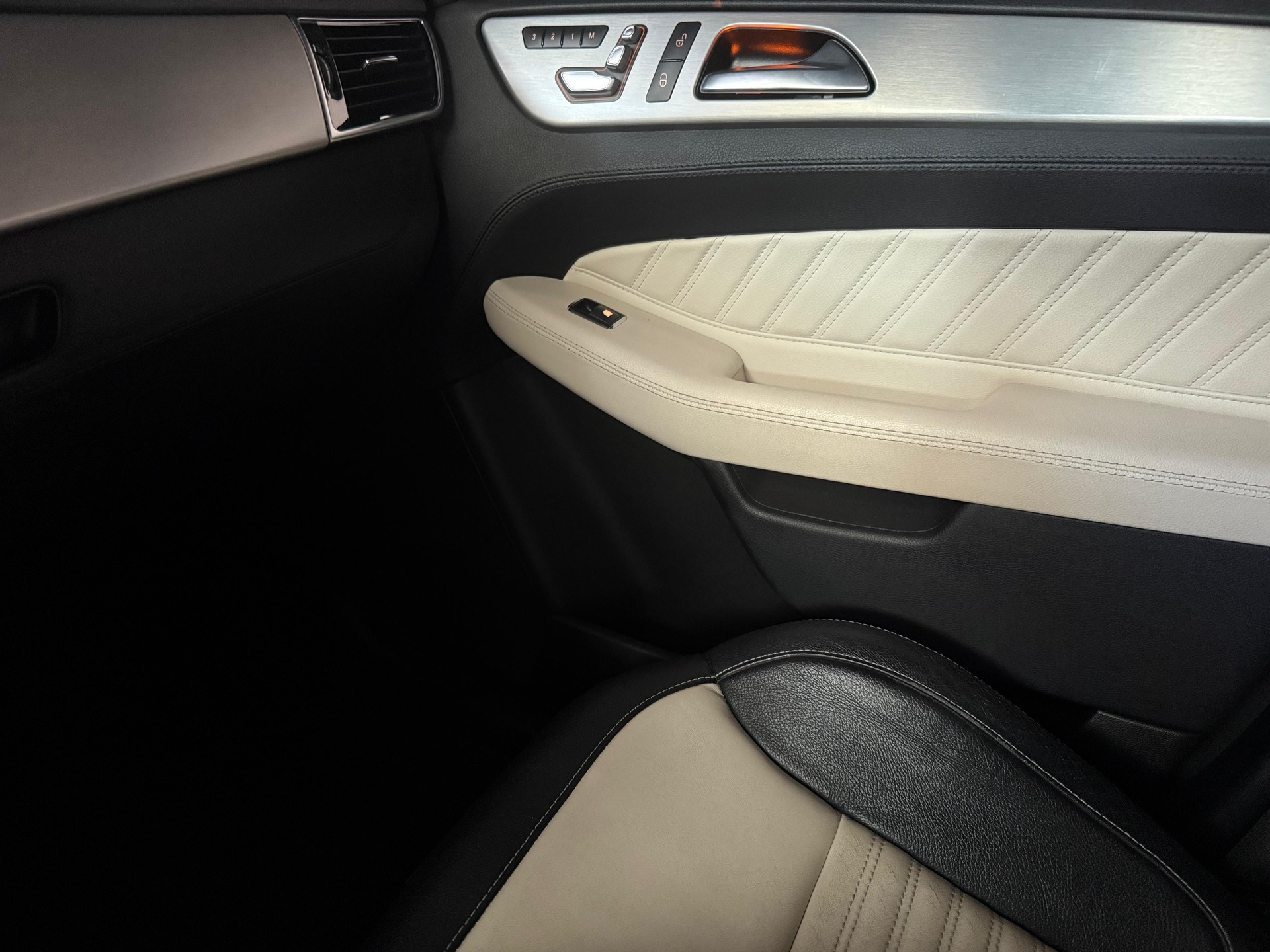 MERCEDES-BENZ GLE 350 d AMG V C . 4Matic 9G-Tronic / Vollauslastung / 8 Alufelgen / Panoramadach / Harman-Kardon / Etc..-image-8