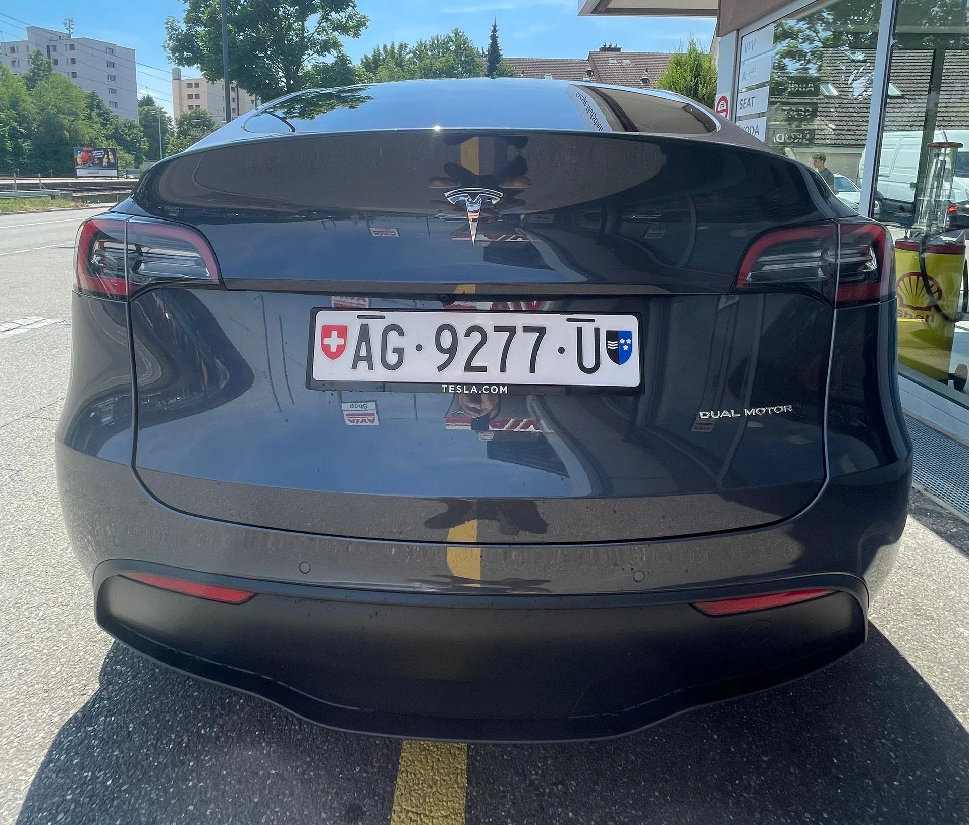 TESLA Model Y Long Range Y Long Range 533 km (WLTP) 514PS SOH 92% Werksgarantie Midnight Silver Metallic-image-5