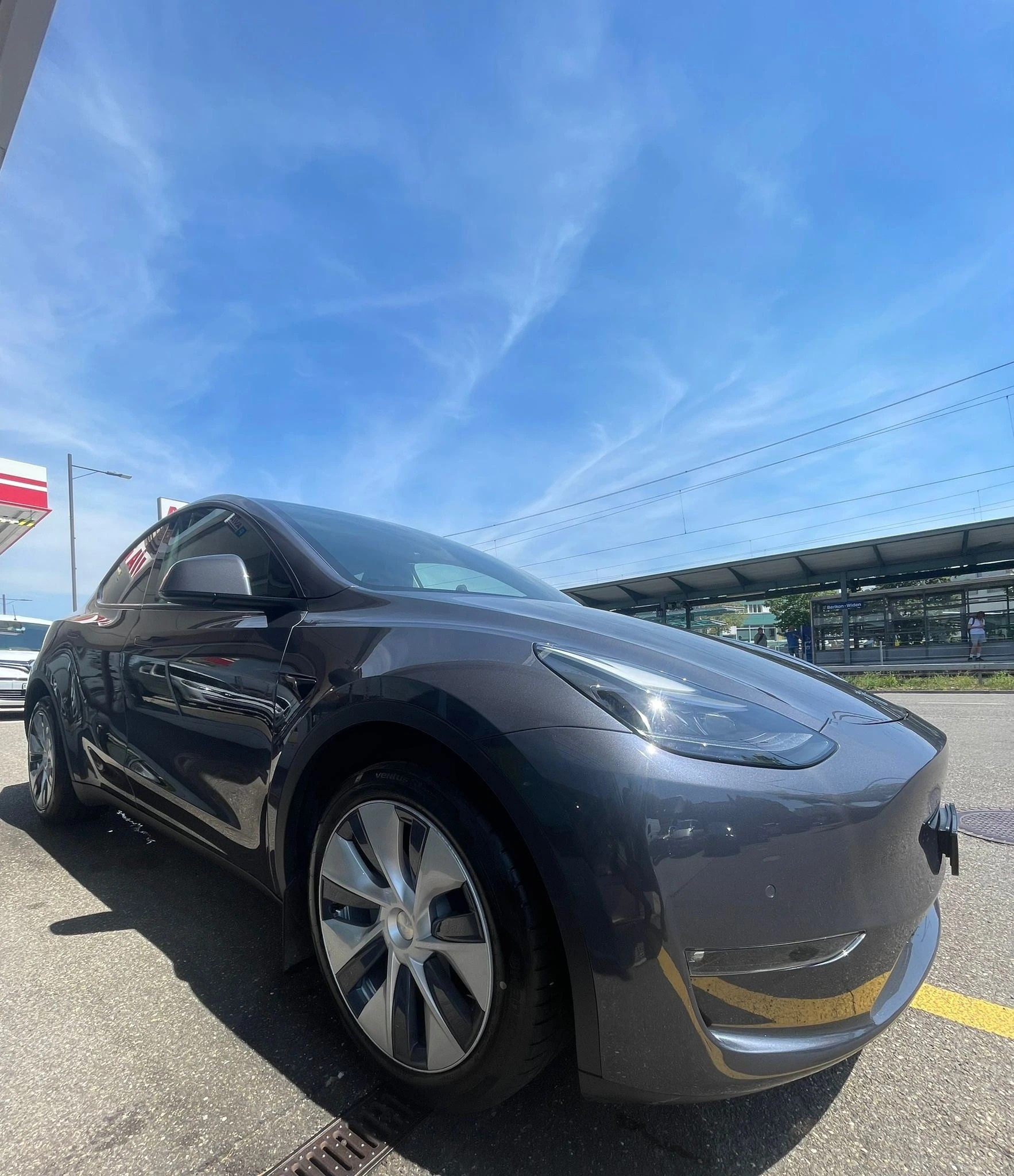 TESLA Model Y Long Range Y Long Range 533 km (WLTP) 514PS SOH 92% Werksgarantie Midnight Silver Metallic-image-4