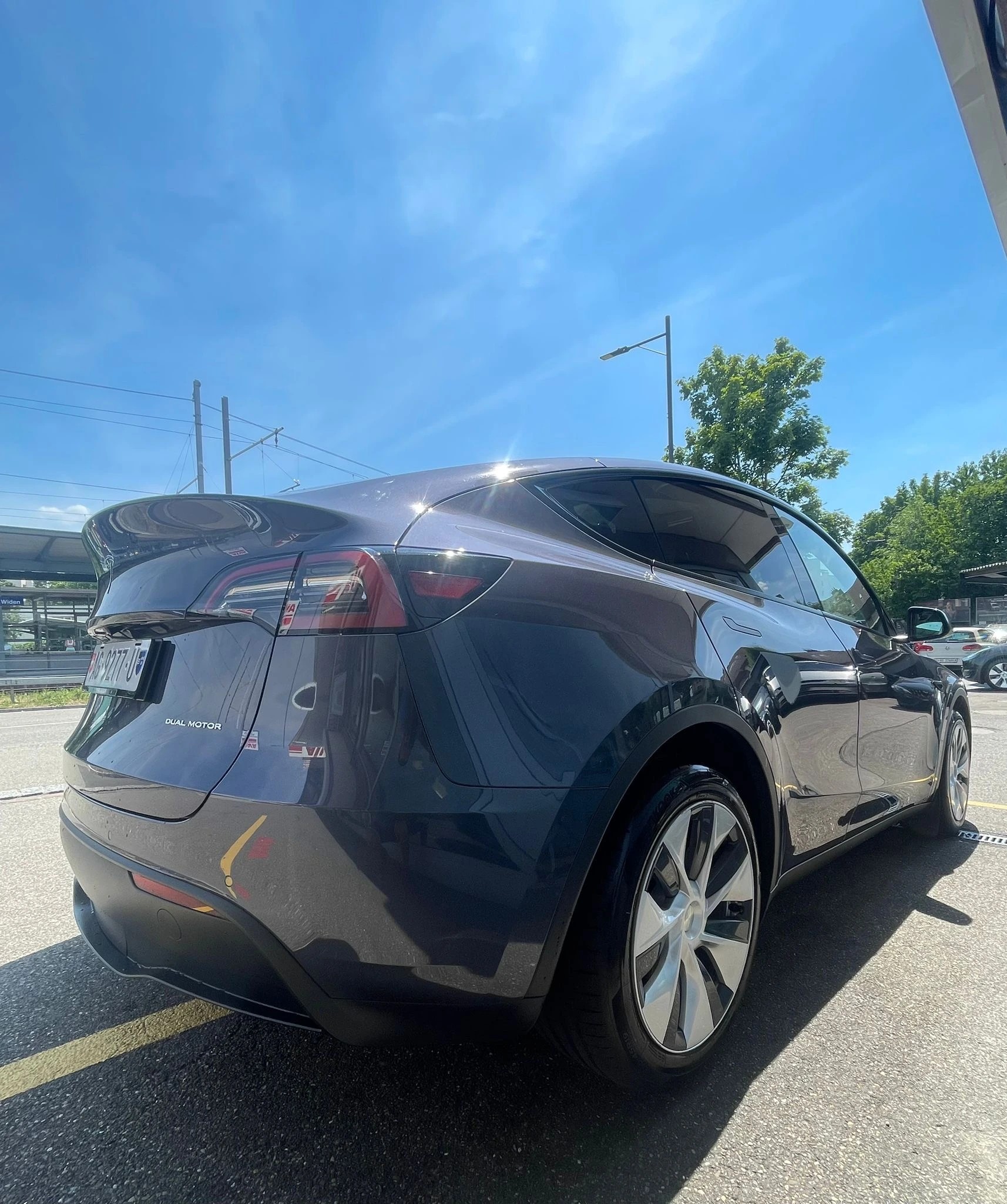 TESLA Model Y Long Range Y Long Range 533 km (WLTP) 514PS SOH 92% Werksgarantie Midnight Silver Metallic-image-2