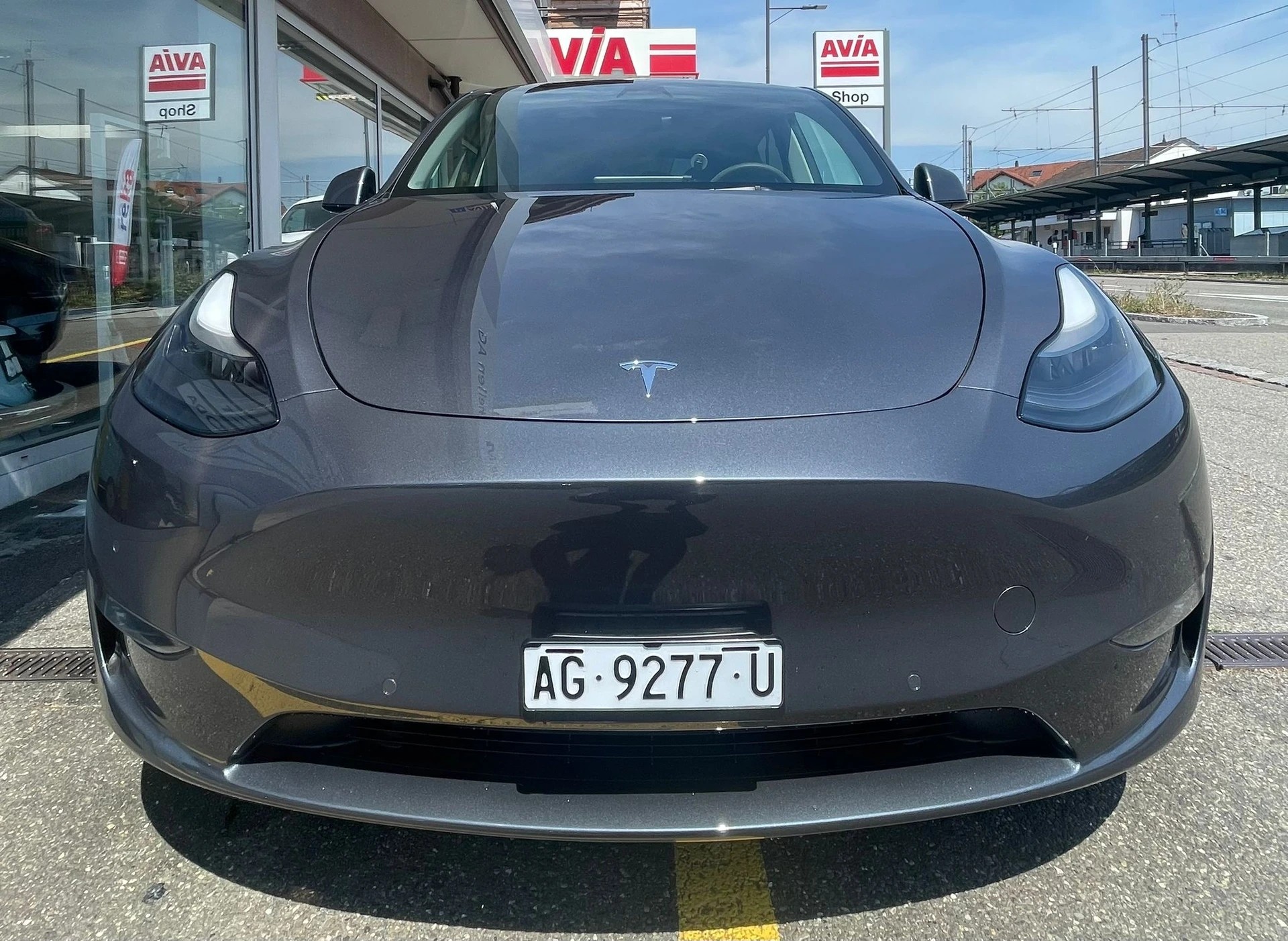TESLA Model Y Long Range Y Long Range 533 km (WLTP) 514PS SOH 92% Werksgarantie Midnight Silver Metallic-image-3