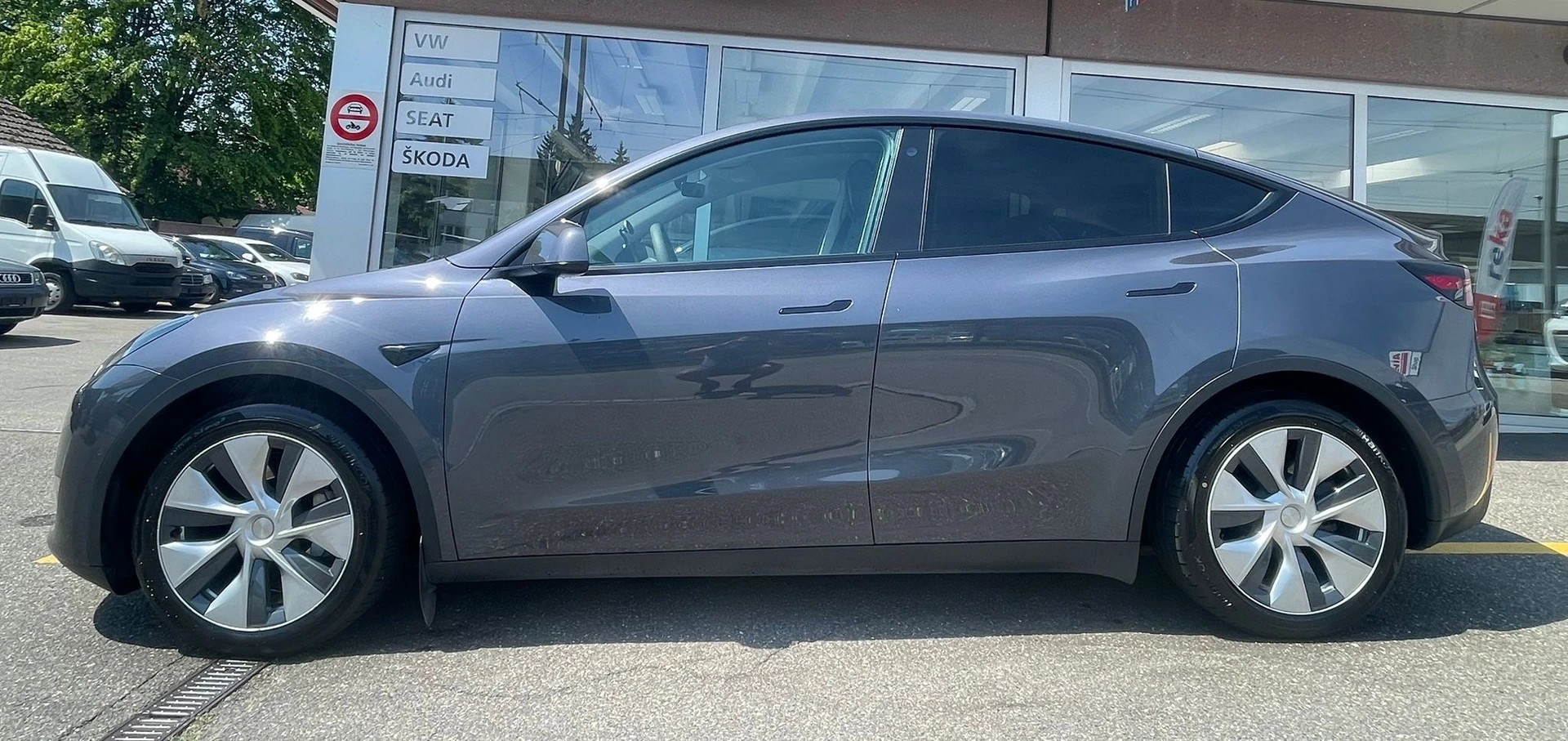 TESLA Model Y Long Range Y Long Range 533 km (WLTP) 514PS SOH 92% Werksgarantie Midnight Silver Metallic-image-1