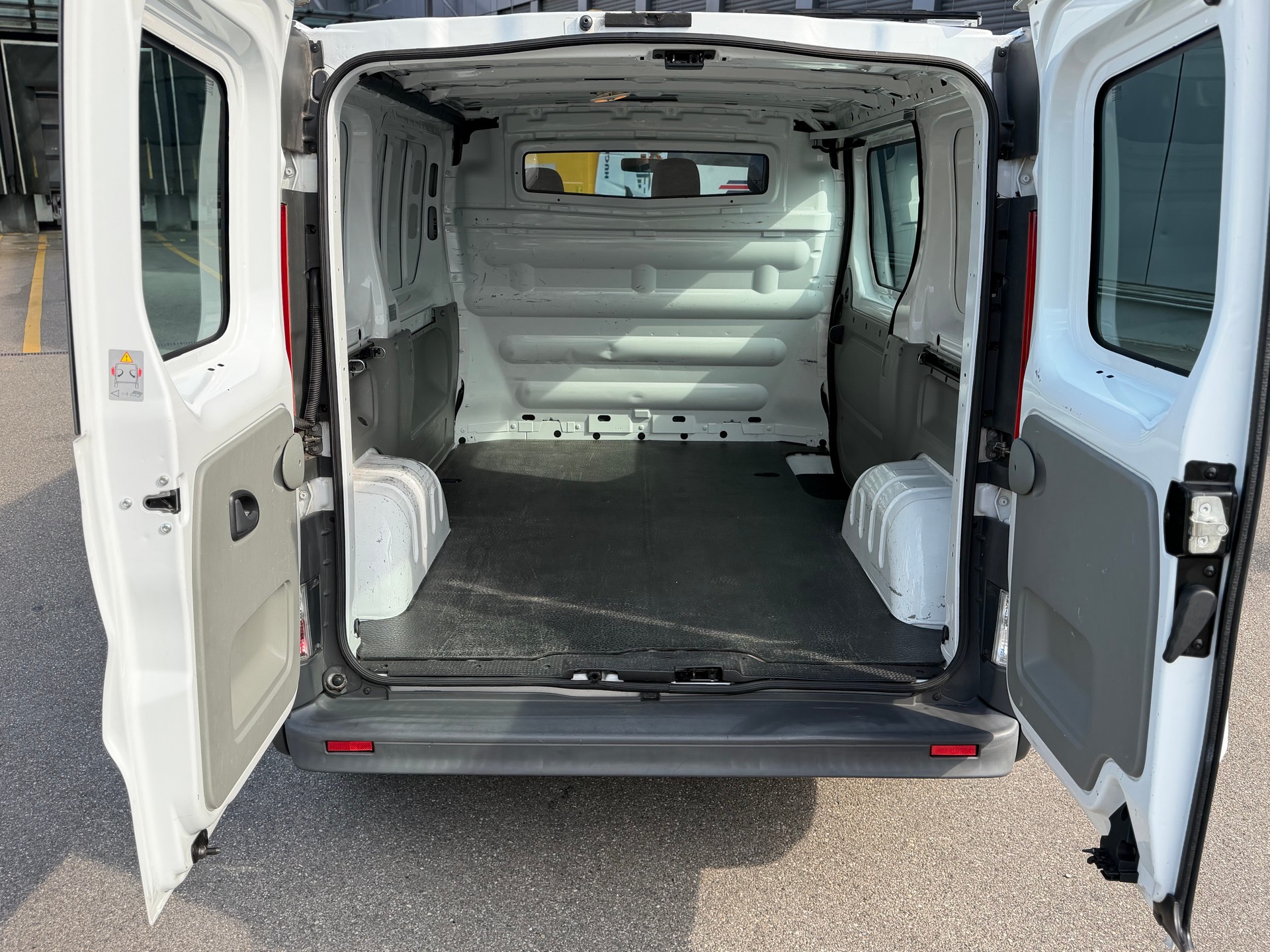 RENAULT Trafic 2.0 dCi 115 2.9t L1H1-image-8