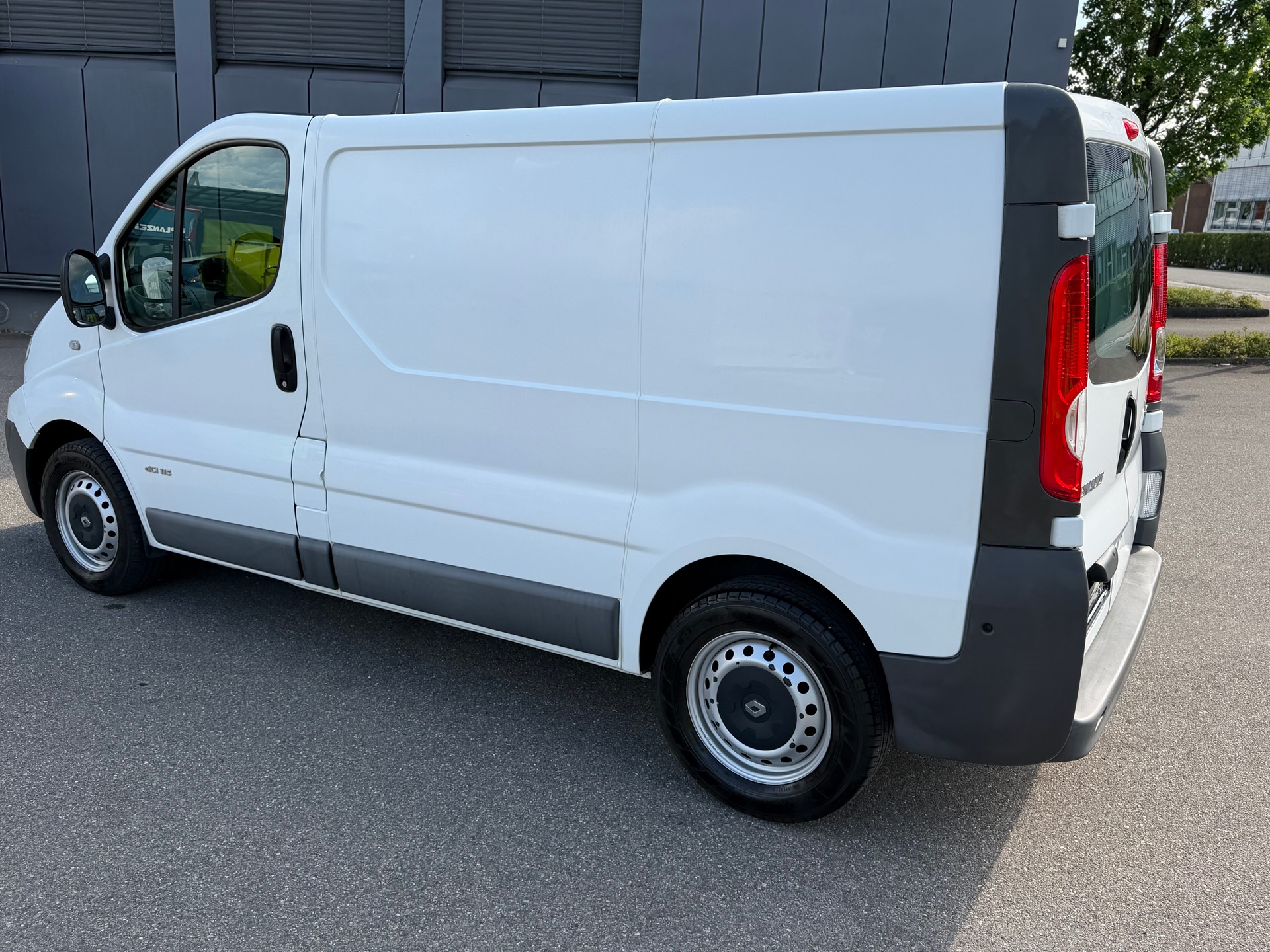 RENAULT Trafic 2.0 dCi 115 2.9t L1H1-image-6