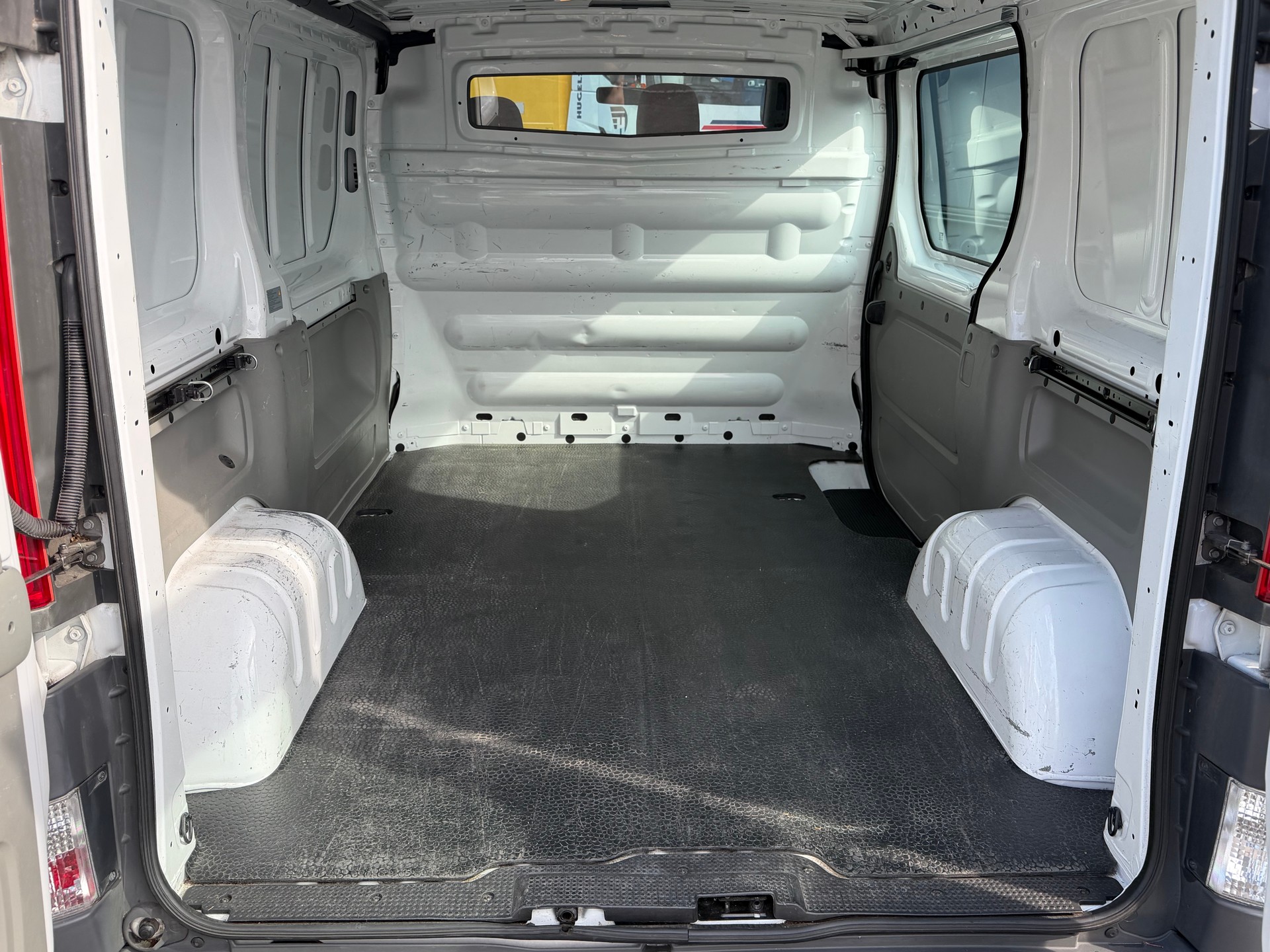 RENAULT Trafic 2.0 dCi 115 2.9t L1H1-image-9