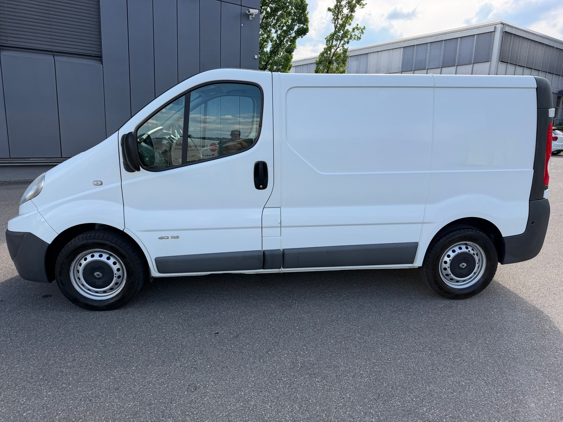 RENAULT Trafic 2.0 dCi 115 2.9t L1H1-image-19