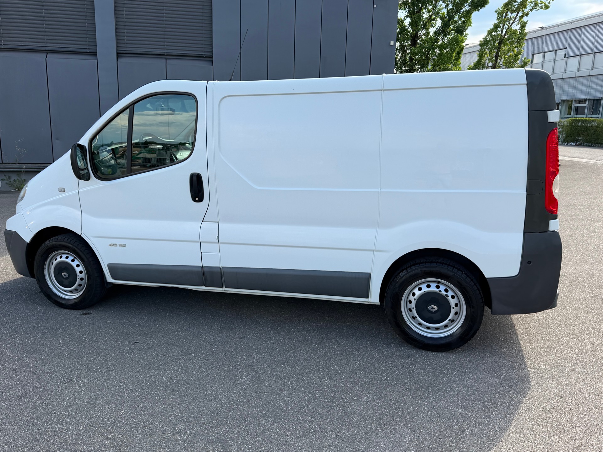 RENAULT Trafic 2.0 dCi 115 2.9t L1H1-image-7